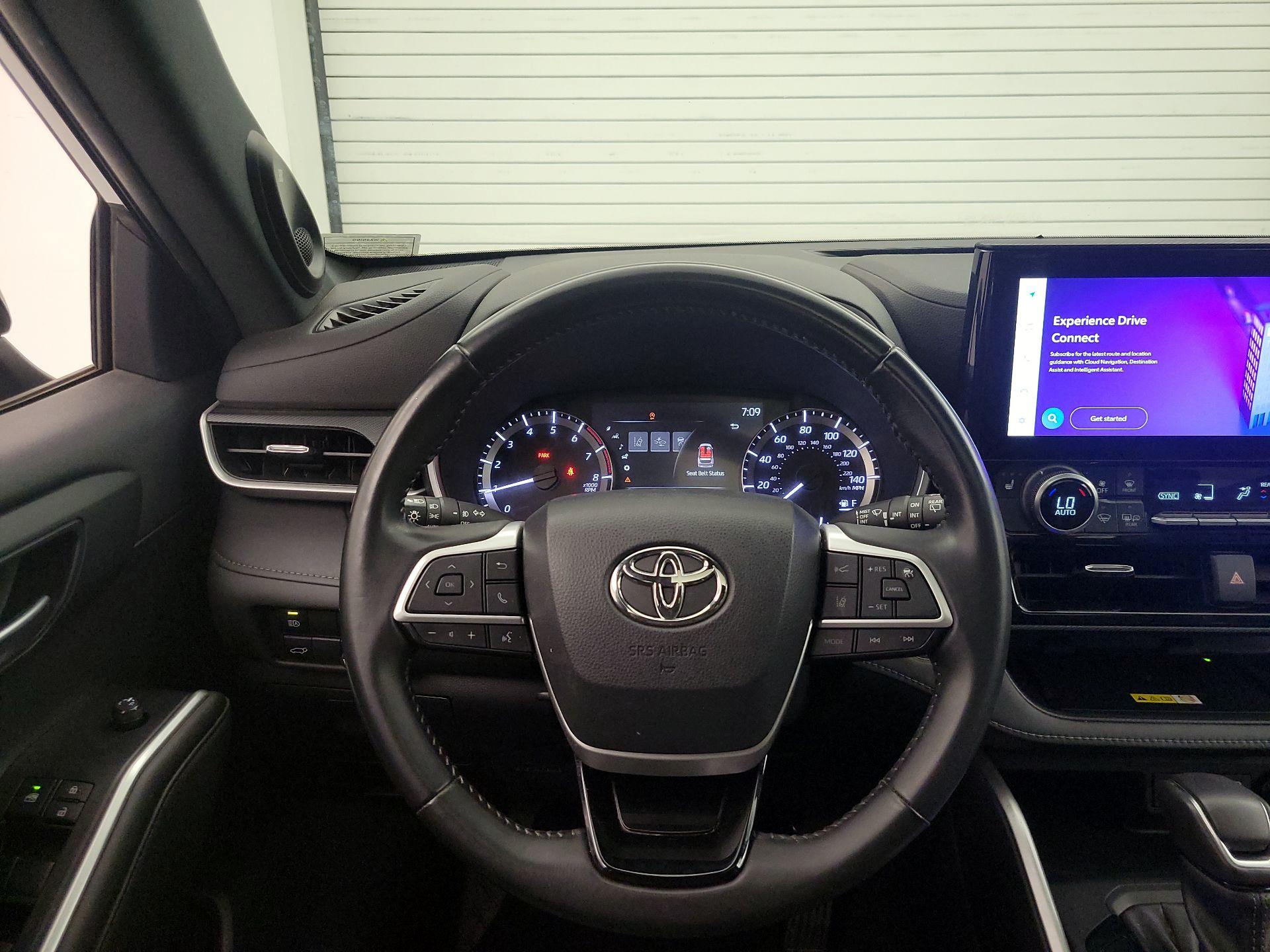 Thumbnail: 2023 Toyota Highlander - 10