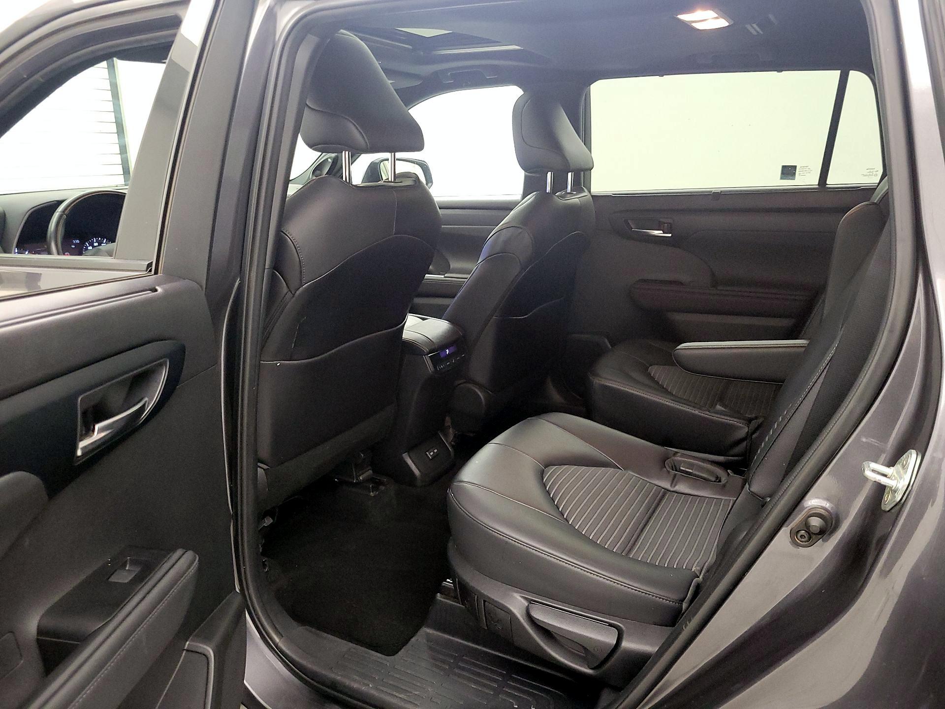 Thumbnail: 2023 Toyota Highlander - 20