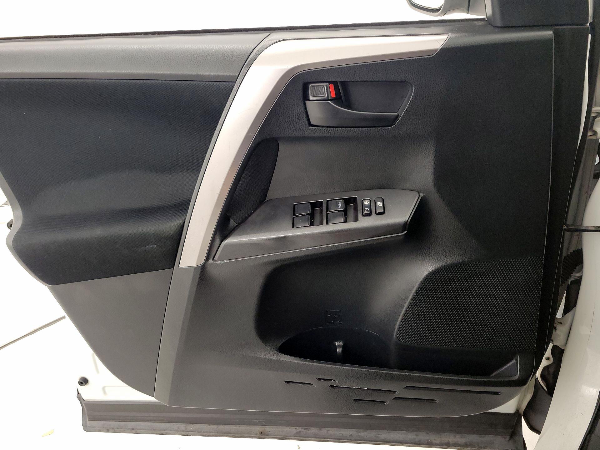 Thumbnail: 2016 Toyota RAV4 - 12