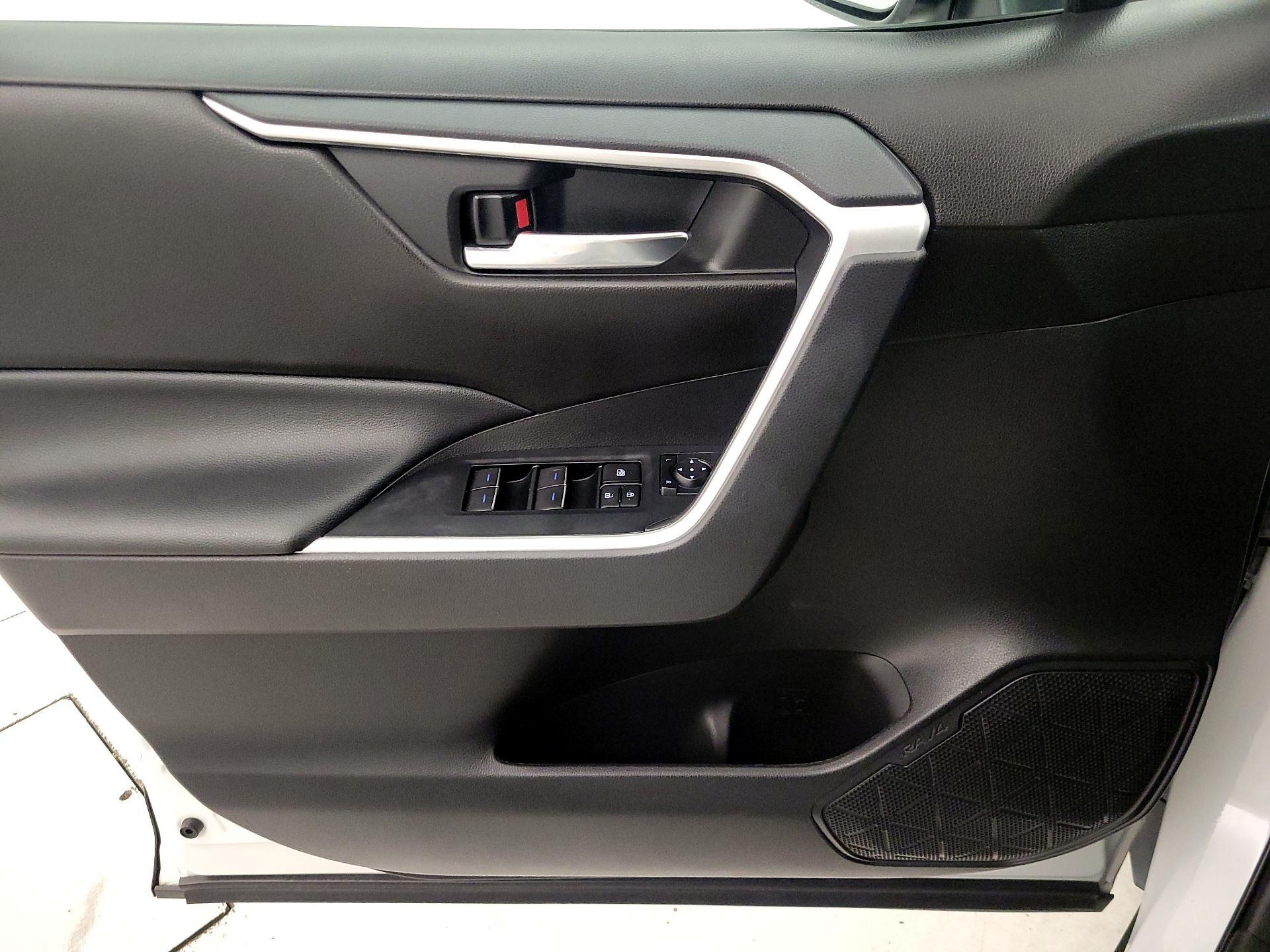 Thumbnail: 2022 Toyota RAV4 - 12
