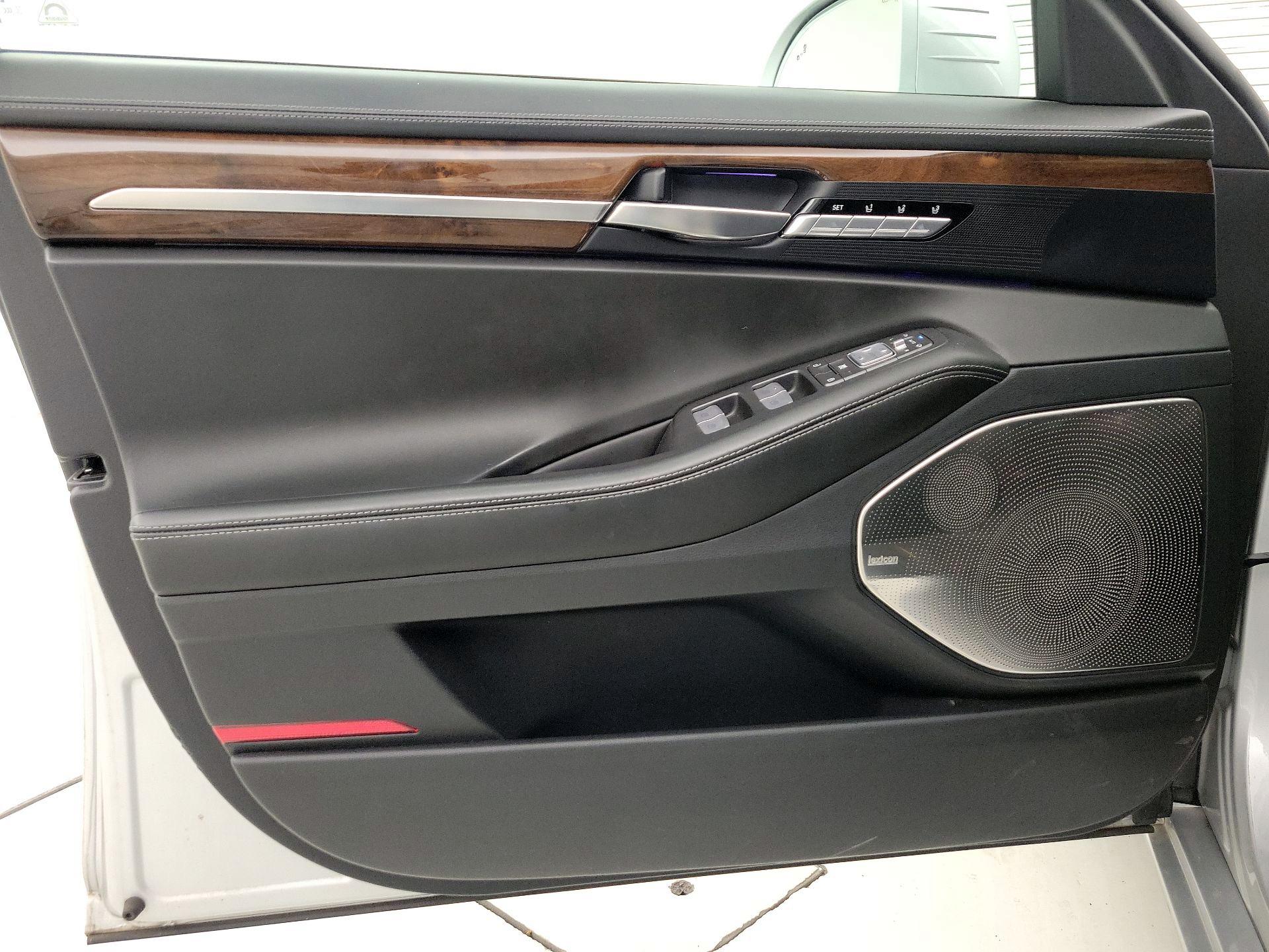 Thumbnail: 2017 Genesis G90 - 12