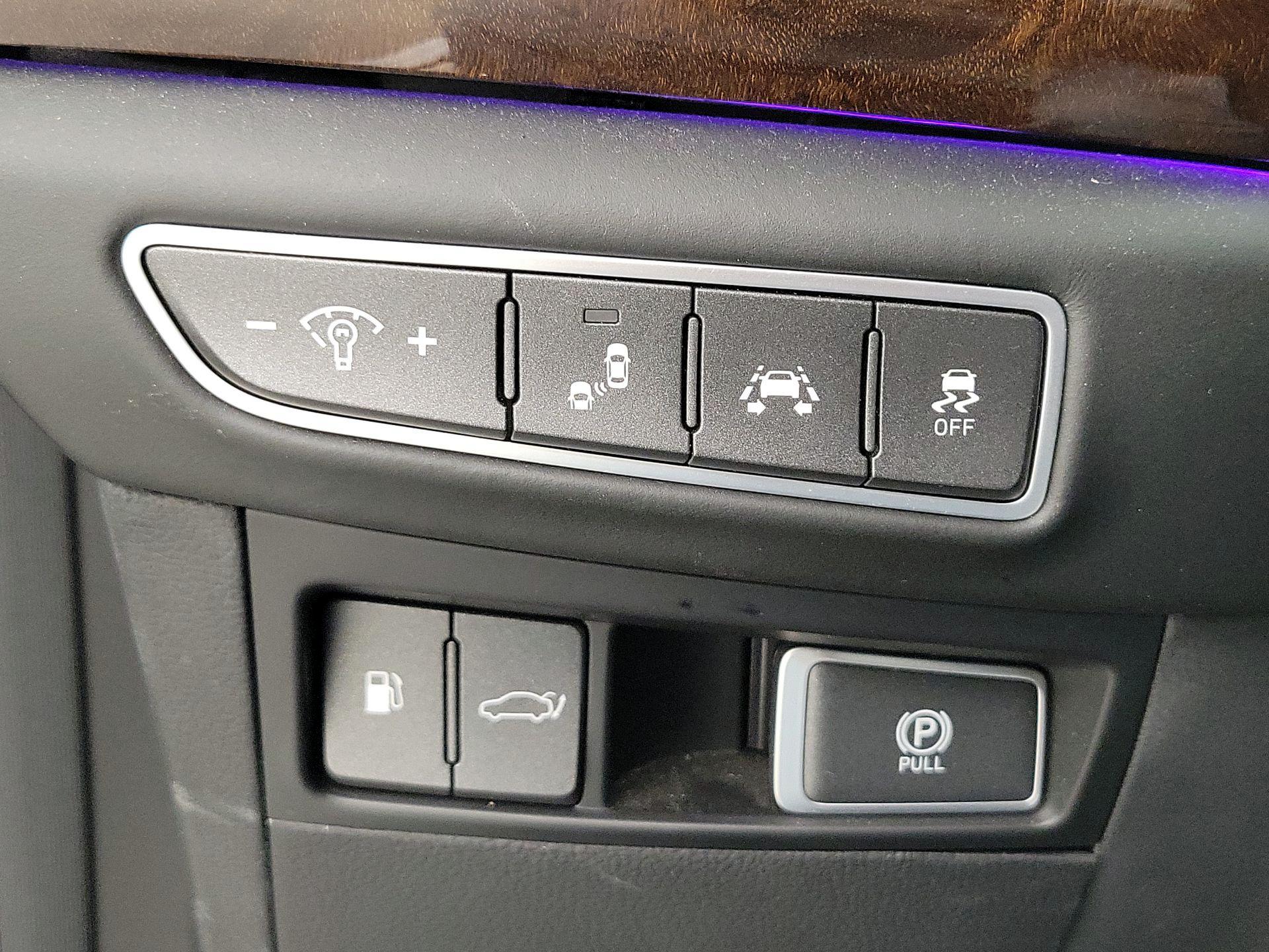 Thumbnail: 2017 Genesis G90 - 13