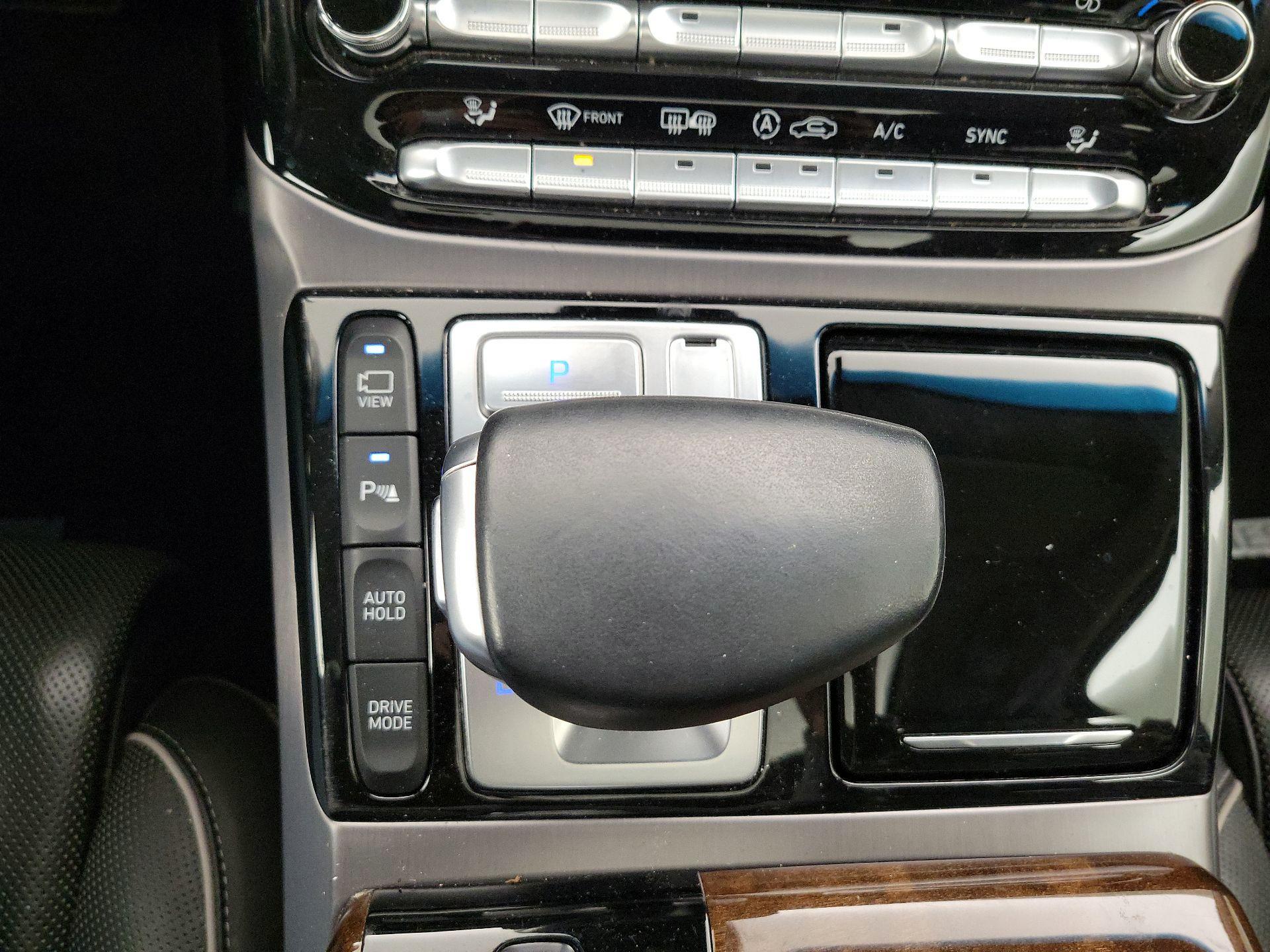 Thumbnail: 2017 Genesis G90 - 18