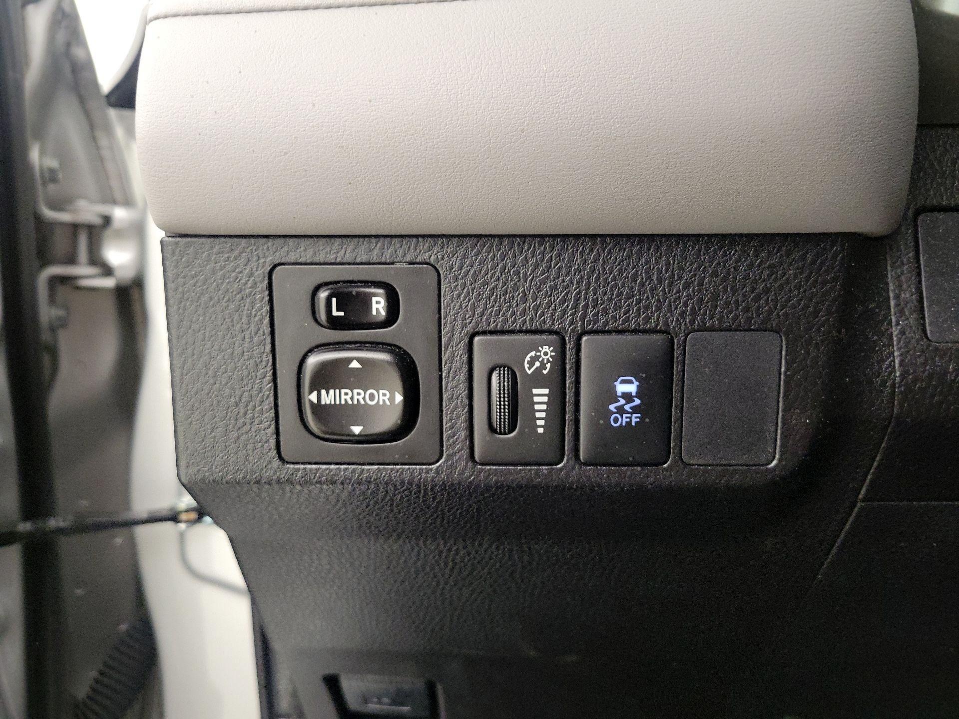 Thumbnail: 2015 Toyota RAV4 - 13