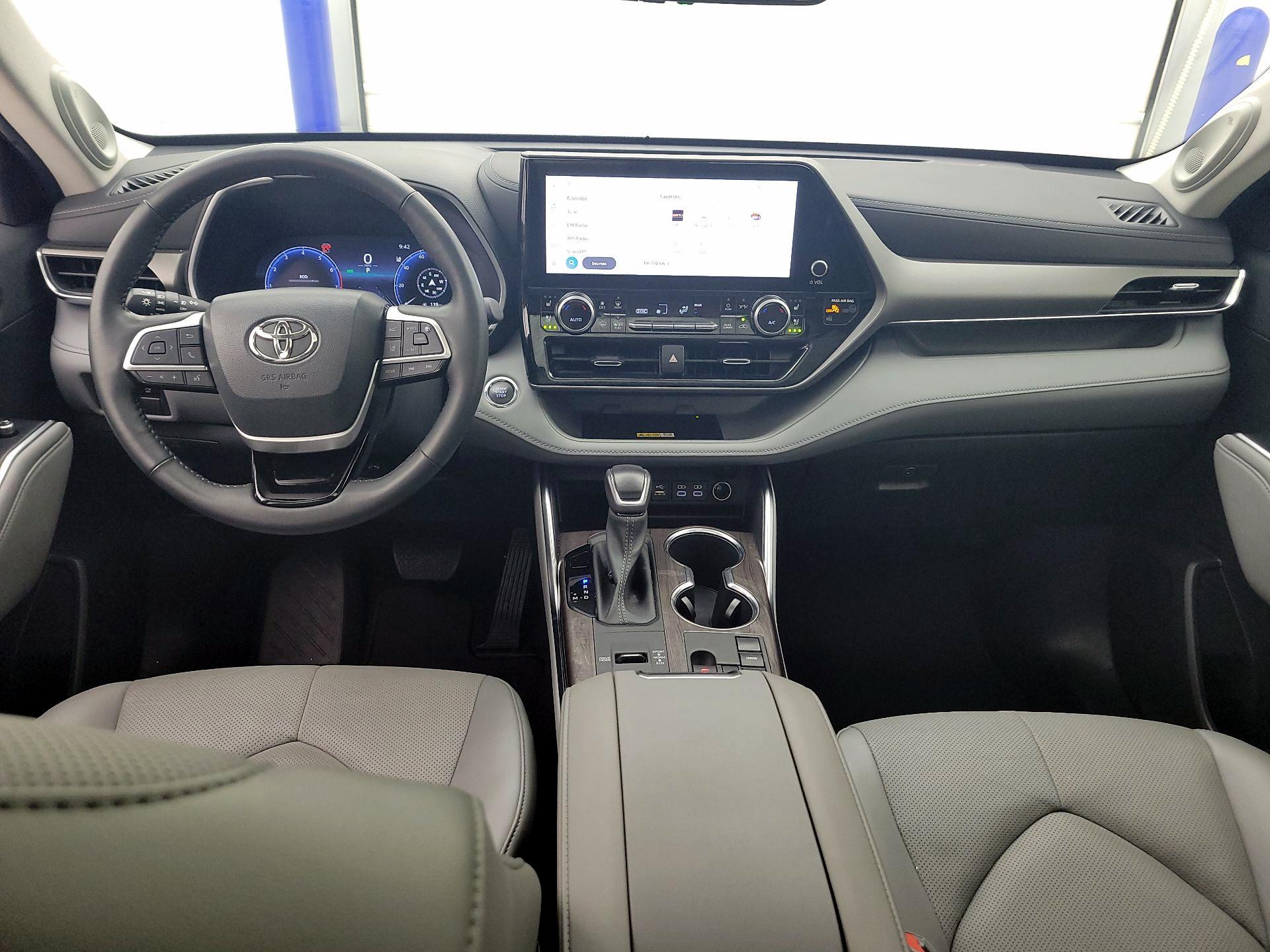 Thumbnail: 2023 Toyota Highlander - 9