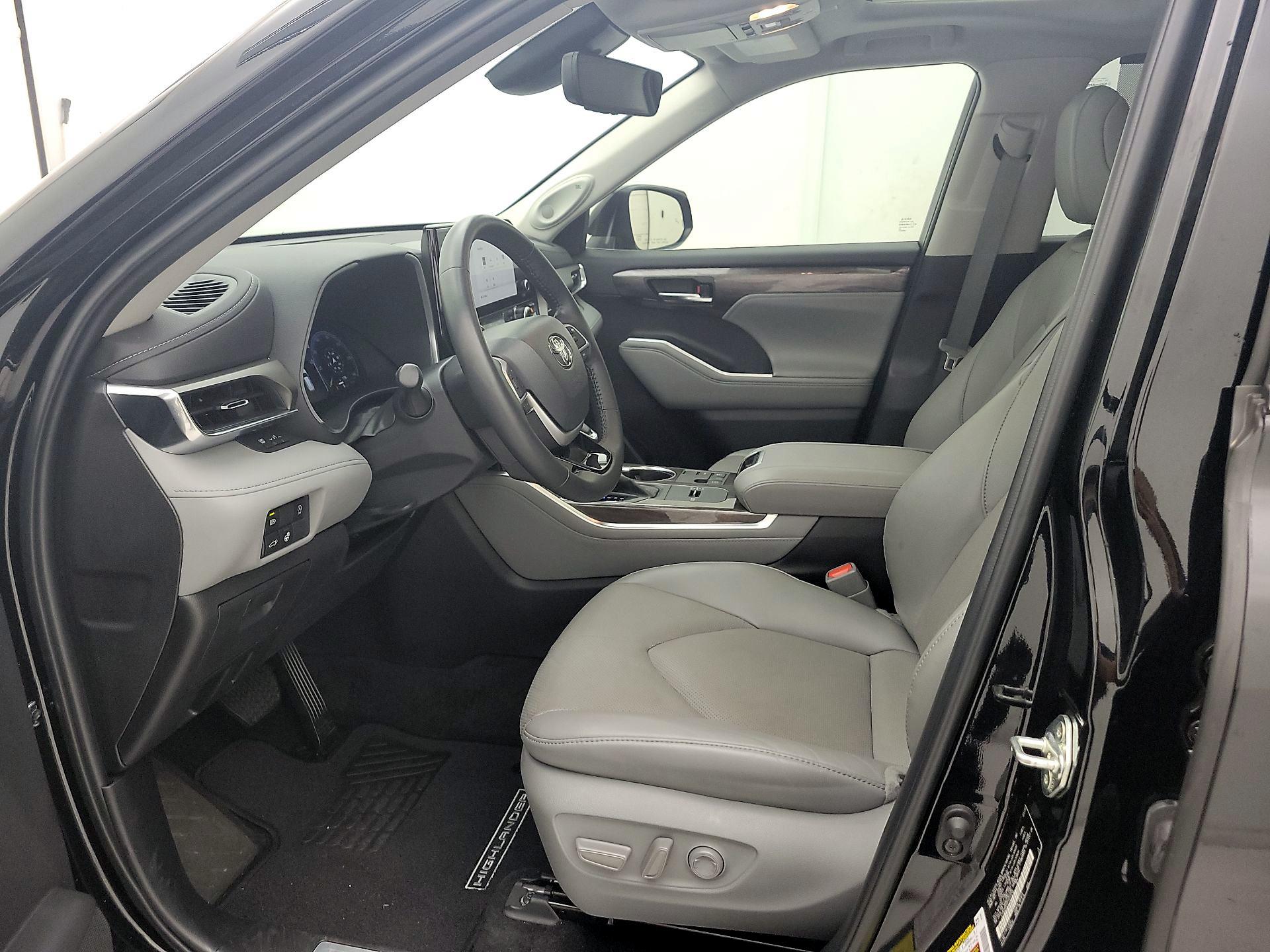 Thumbnail: 2023 Toyota Highlander - 11