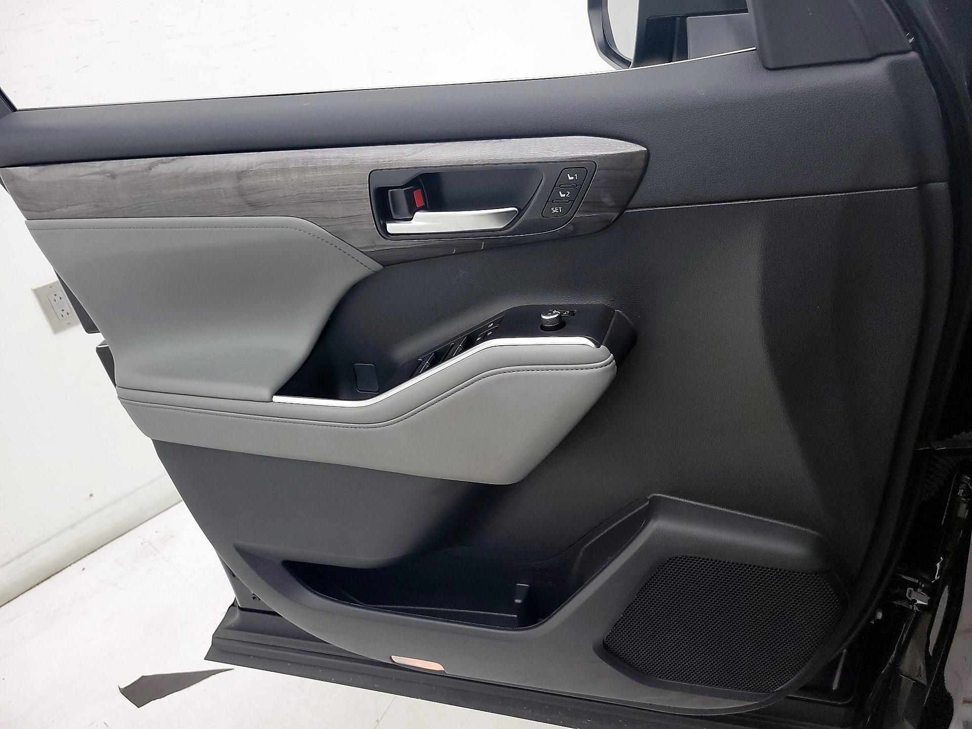 Thumbnail: 2023 Toyota Highlander - 12