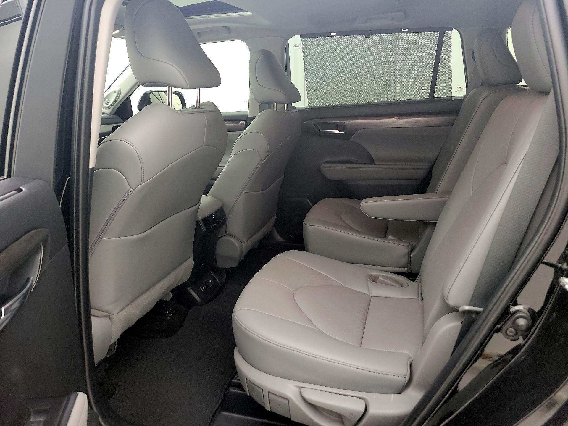 Thumbnail: 2023 Toyota Highlander - 20