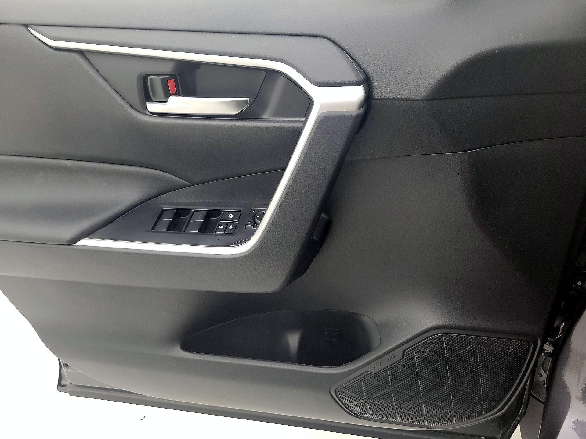 Thumbnail: 2021 Toyota RAV4 - 10