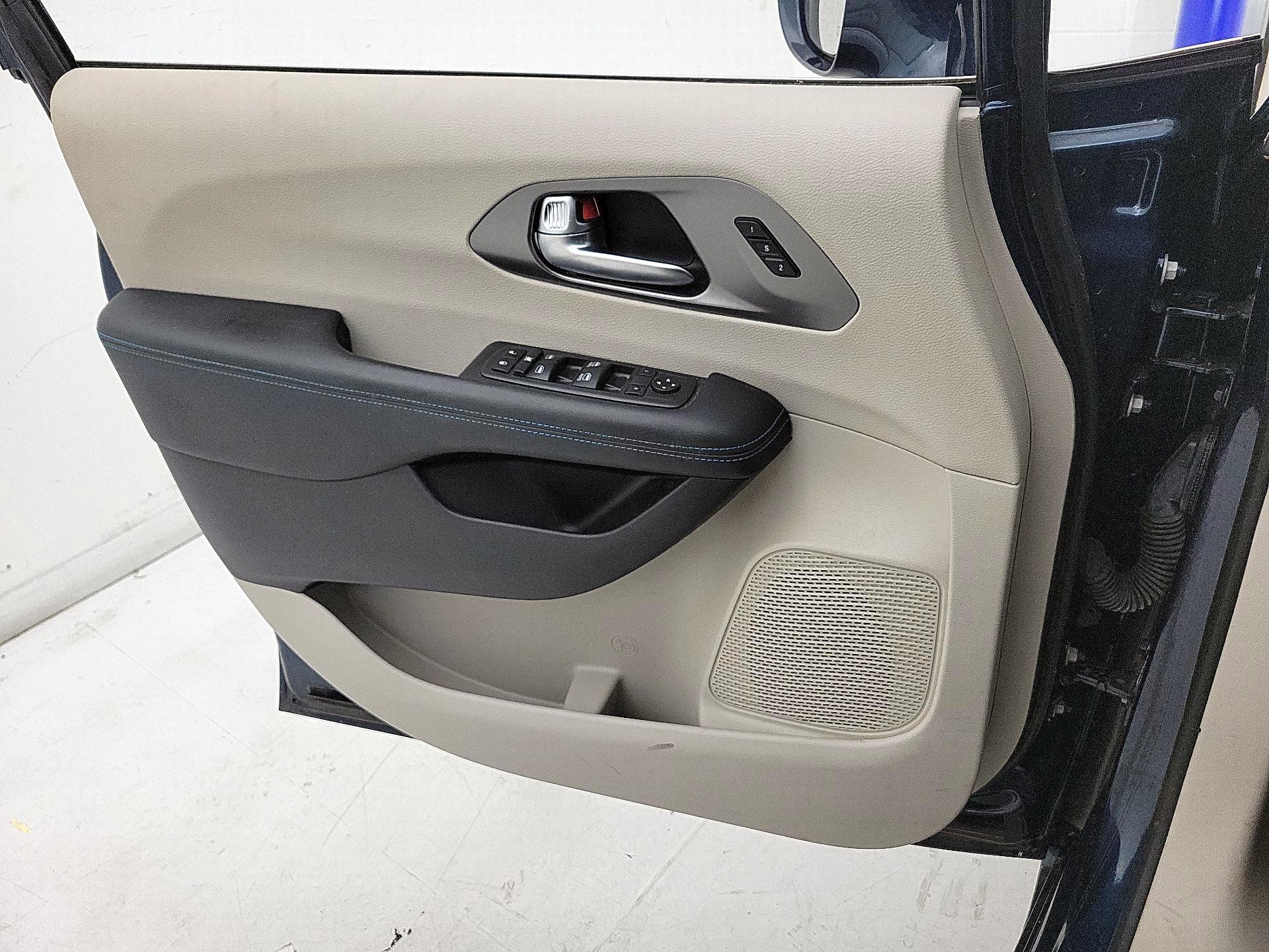 Thumbnail: 2021 Chrysler Pacifica - 12