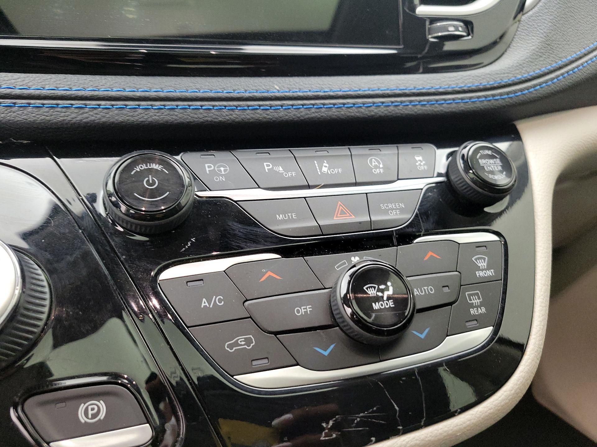 Thumbnail: 2021 Chrysler Pacifica - 17