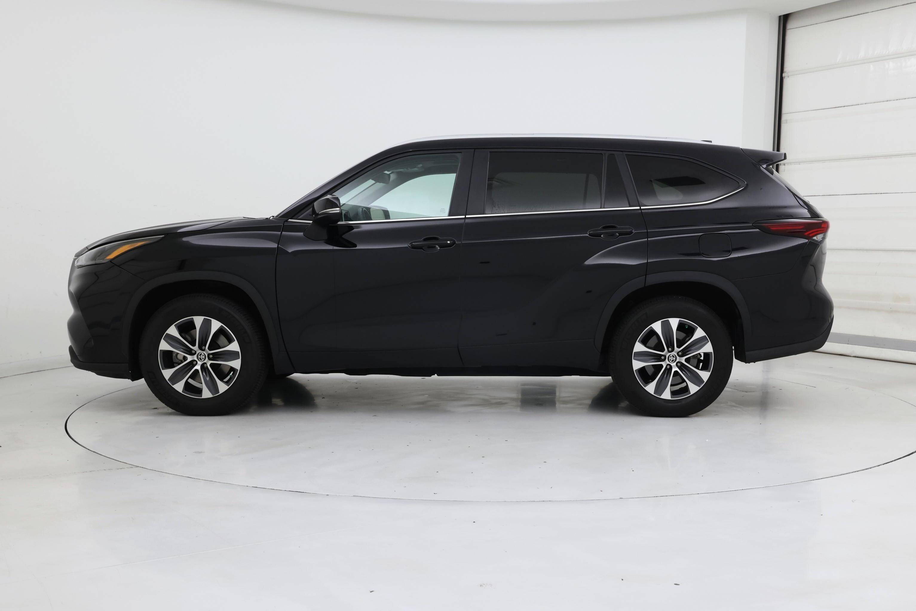 Thumbnail: 2024 Toyota Highlander - 3