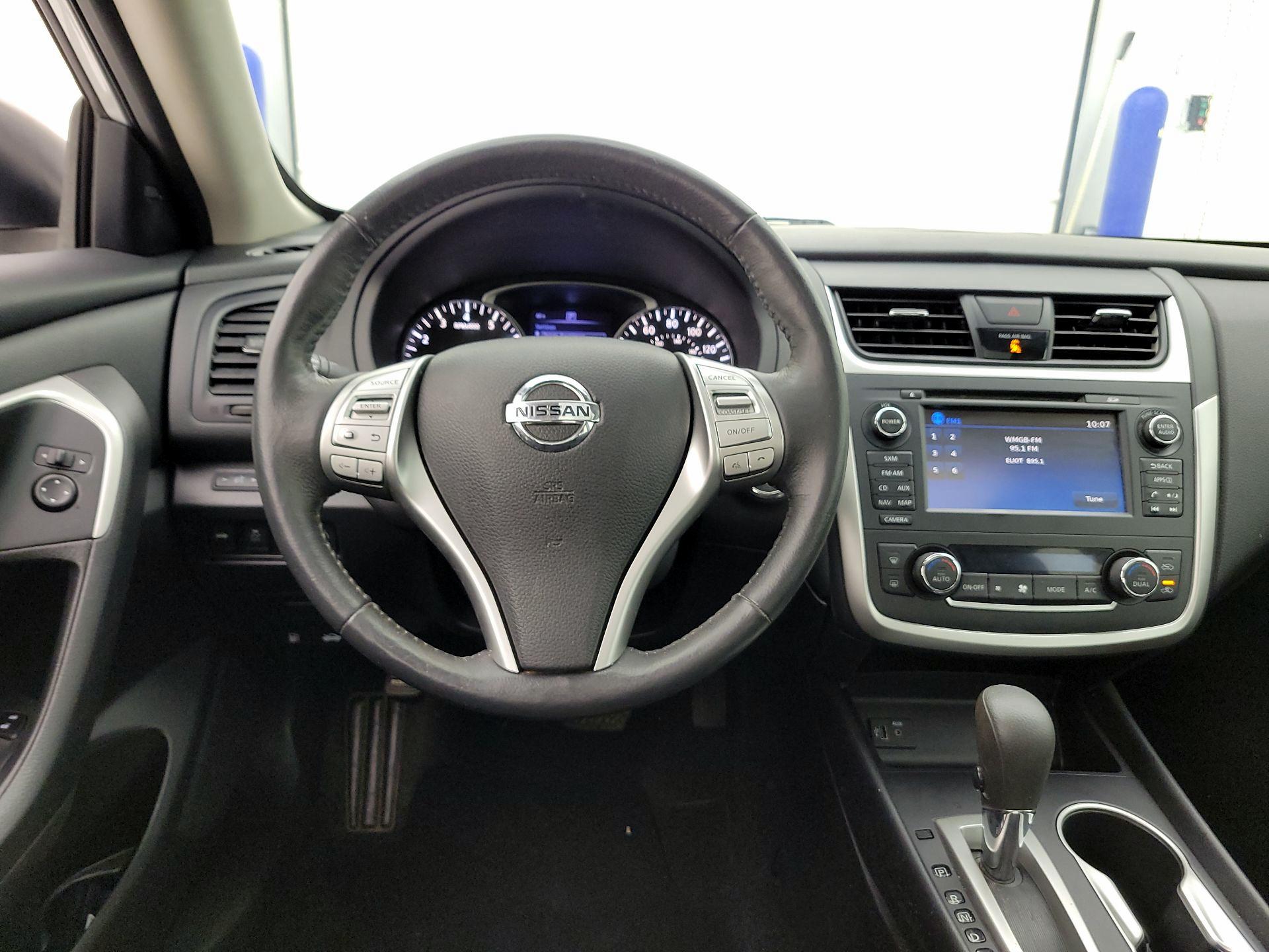 Thumbnail: 2017 Nissan Altima - 10