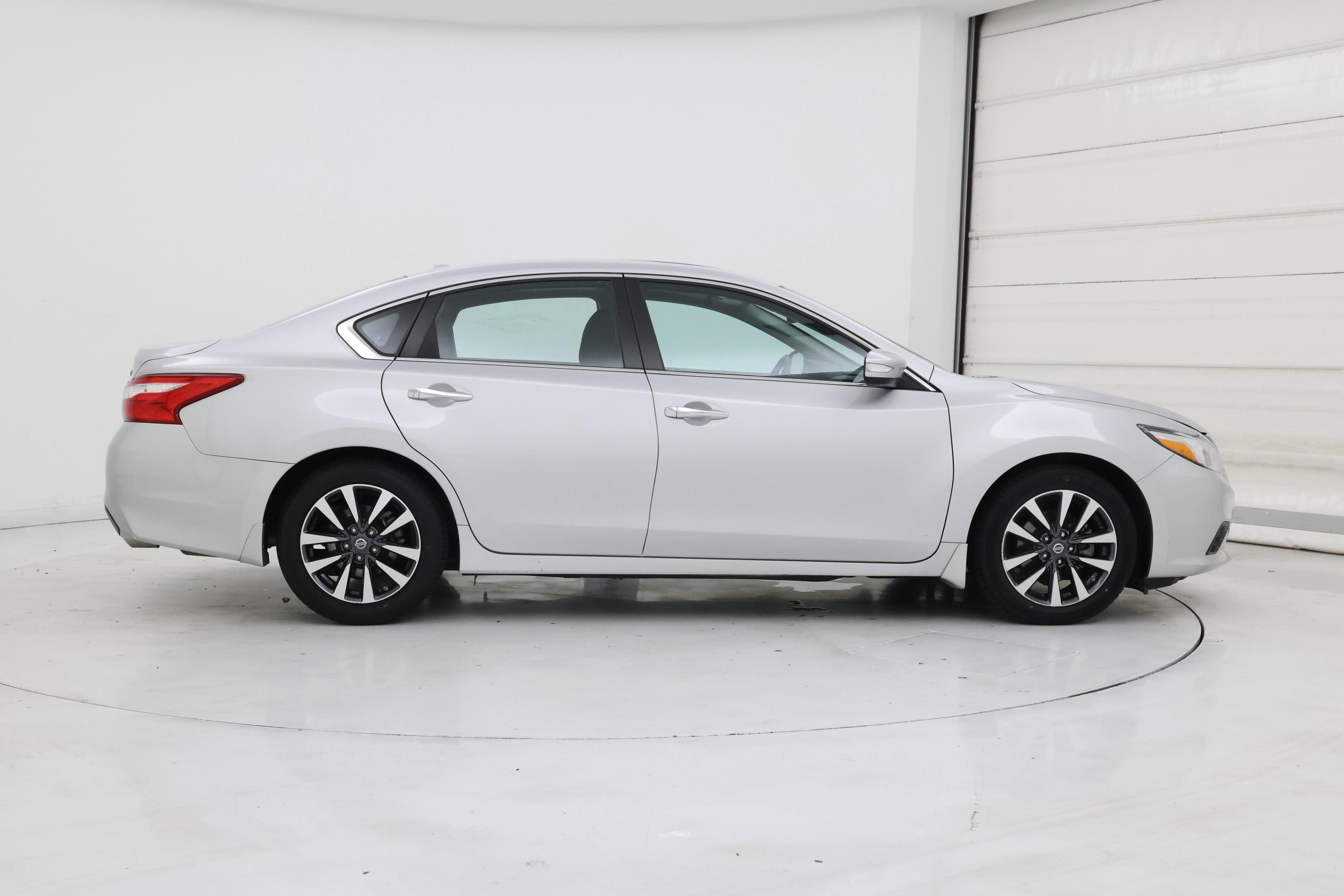 Thumbnail: 2017 Nissan Altima - 7