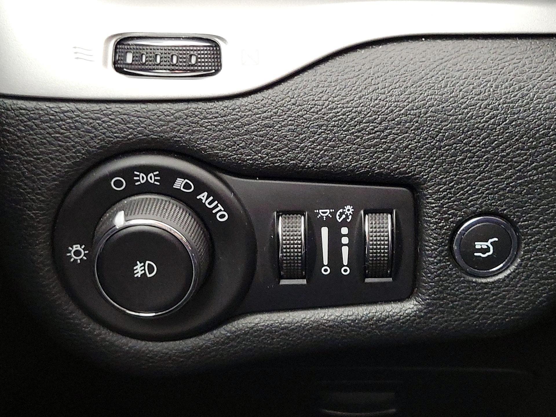 Thumbnail: 2018 Jeep Cherokee - 13