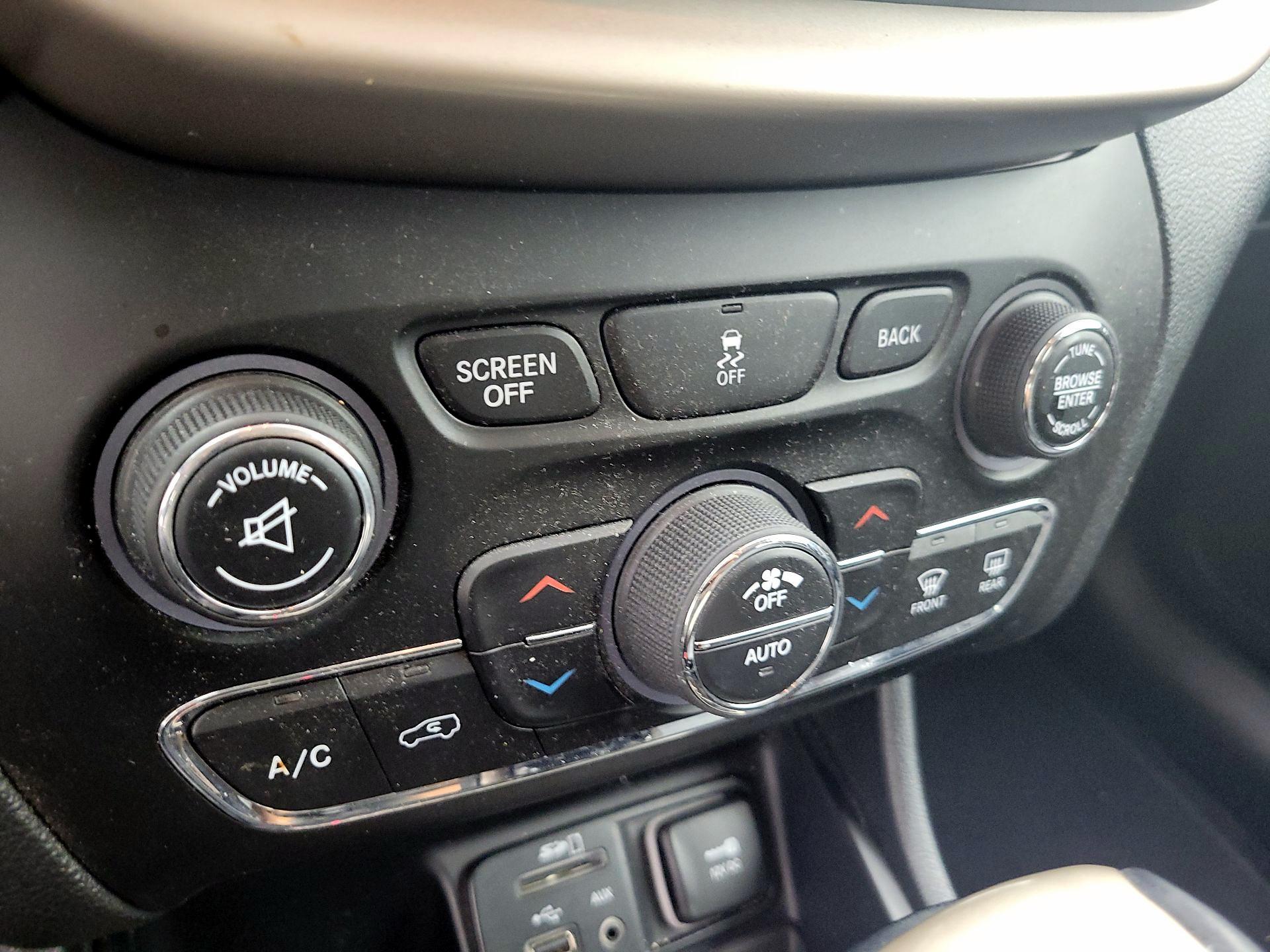 Thumbnail: 2015 Jeep Cherokee - 16