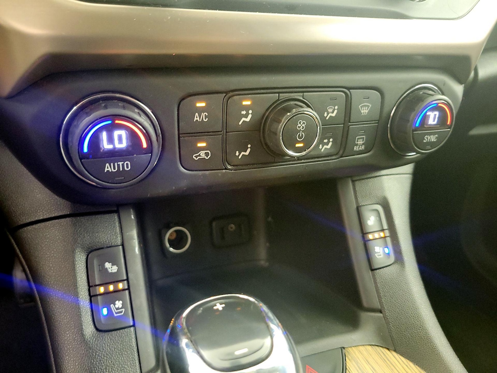 2018 GMC Acadia Denali - Photo 17