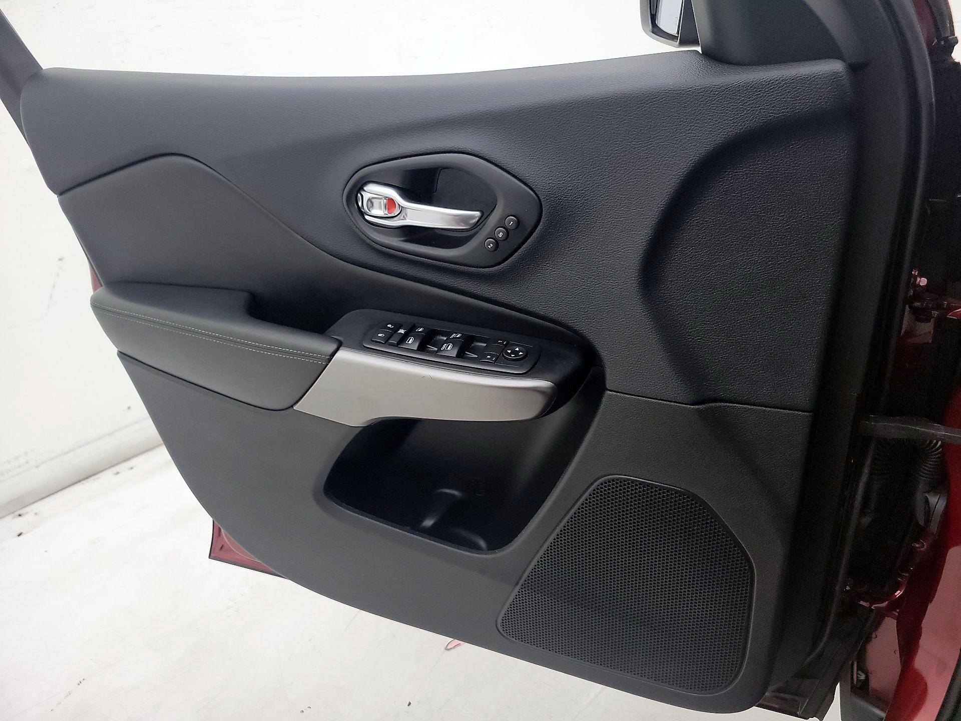 Thumbnail: 2019 Jeep Cherokee - 12