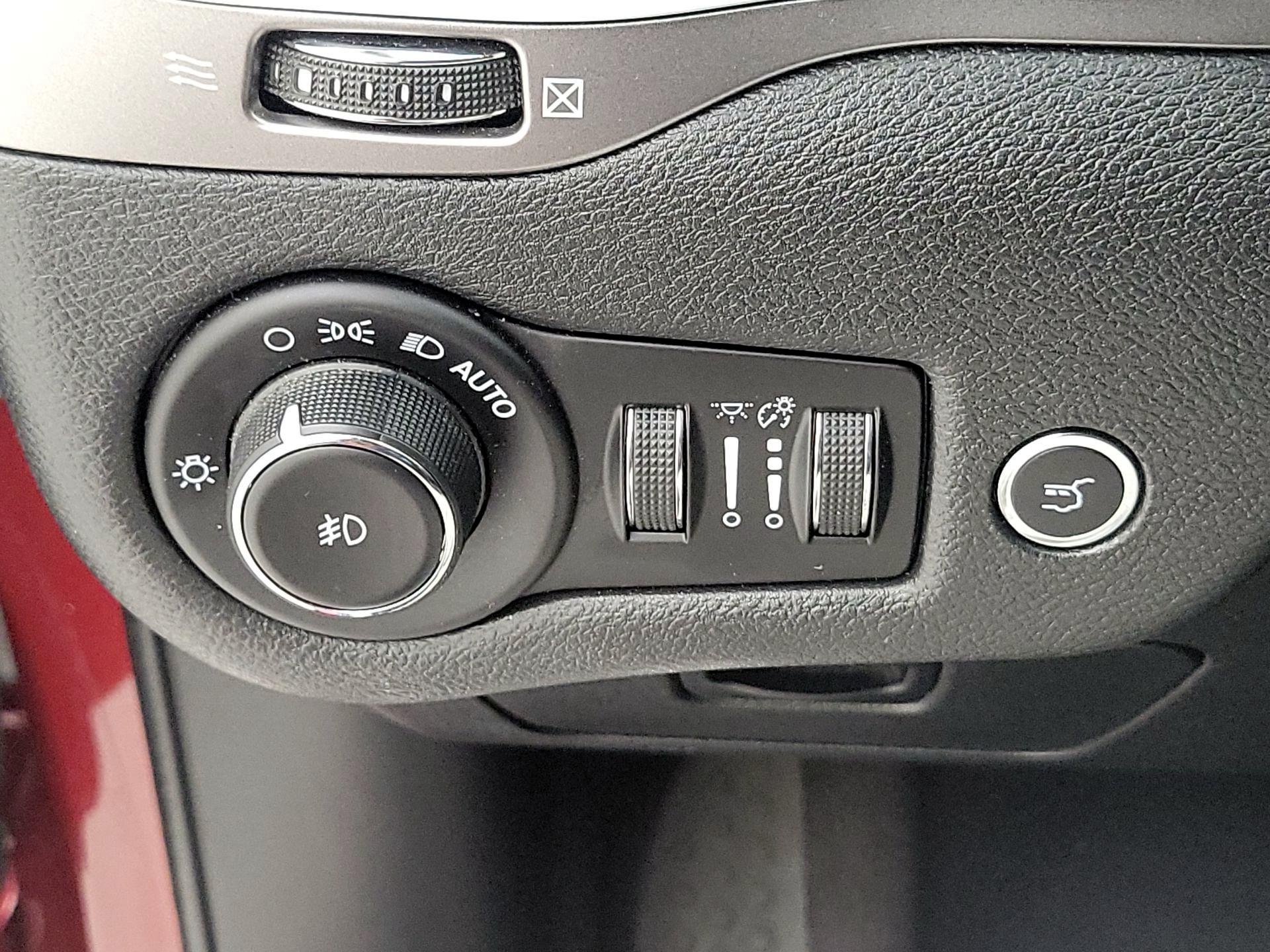 Thumbnail: 2019 Jeep Cherokee - 13