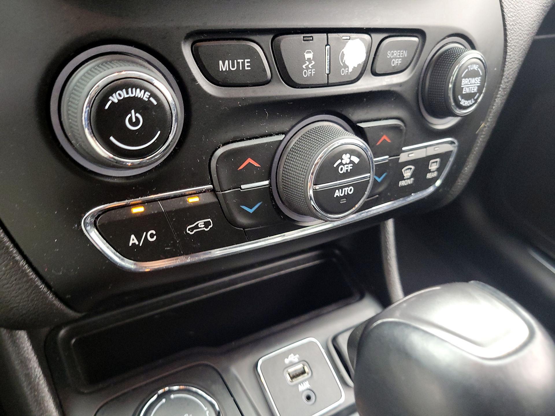 Thumbnail: 2019 Jeep Cherokee - 16