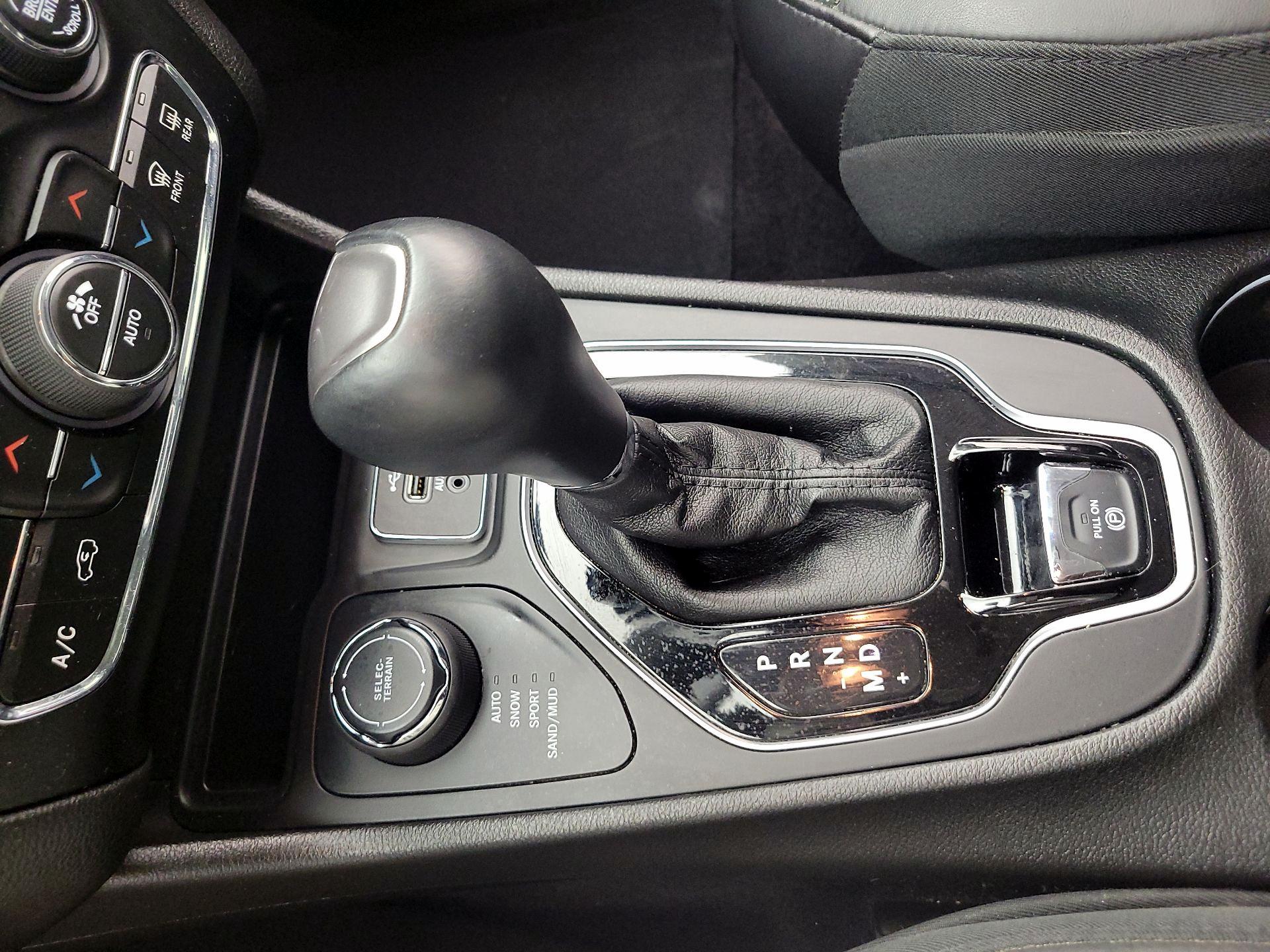 Thumbnail: 2019 Jeep Cherokee - 17