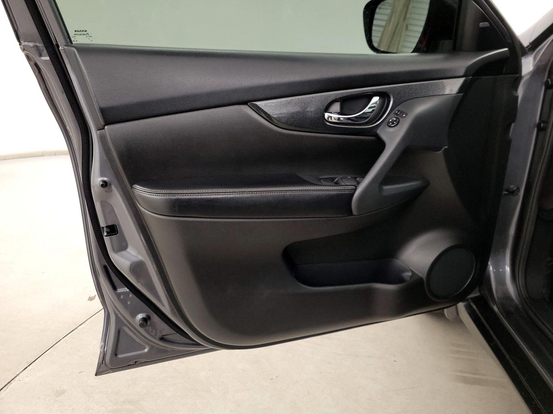 Thumbnail: 2016 Nissan Rogue - 12