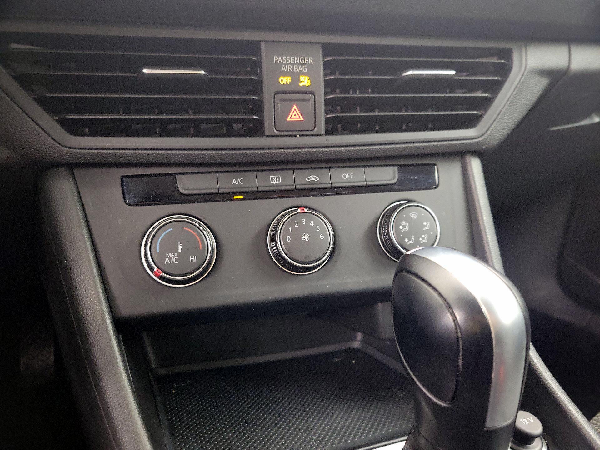 Thumbnail: 2019 Volkswagen Jetta - 16