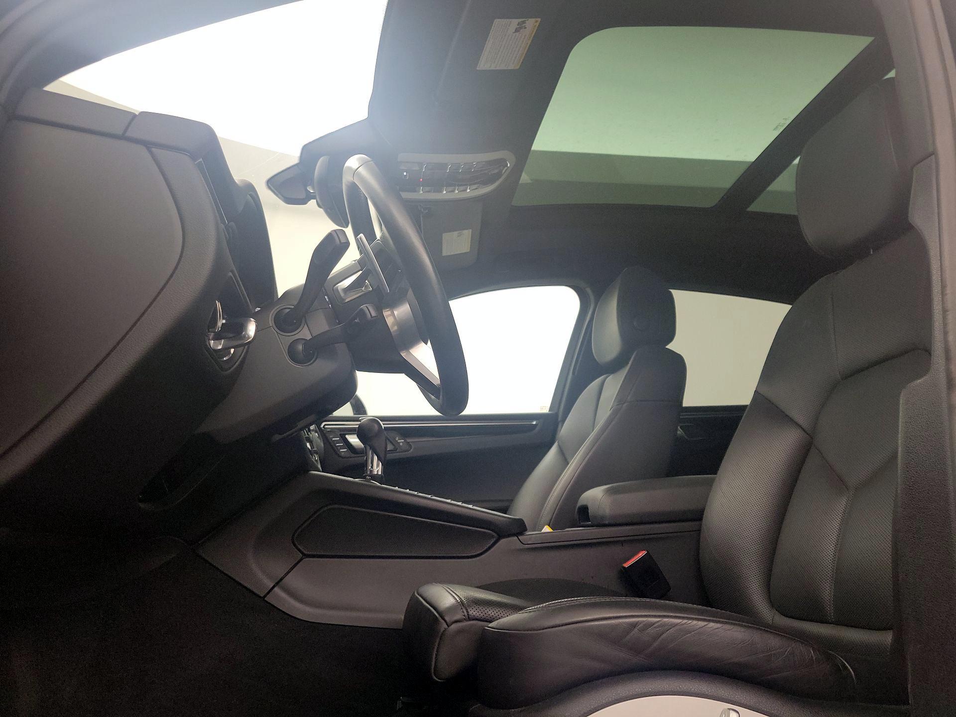 Thumbnail: 2020 Porsche Macan - 20