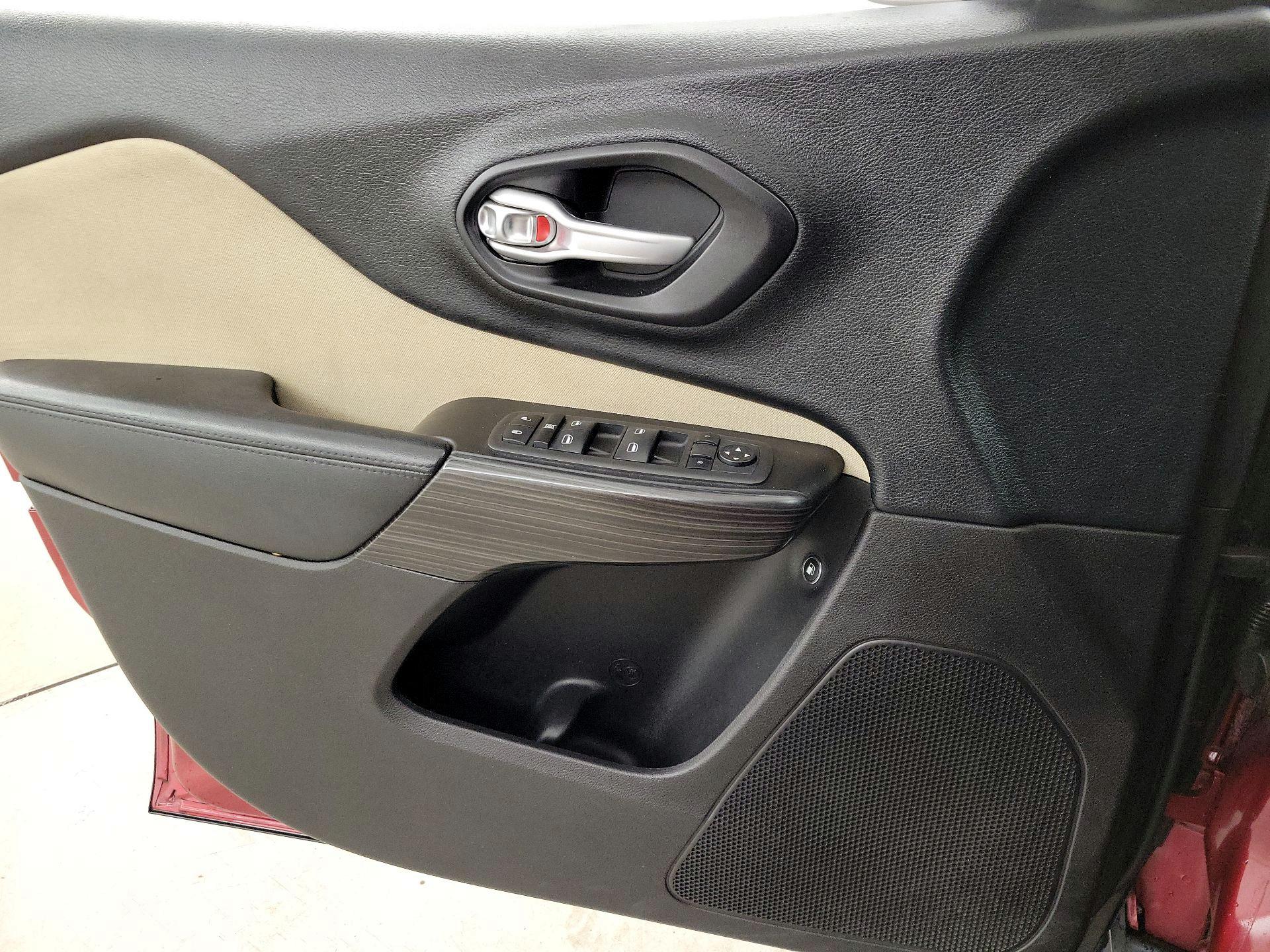 Thumbnail: 2015 Jeep Cherokee - 12