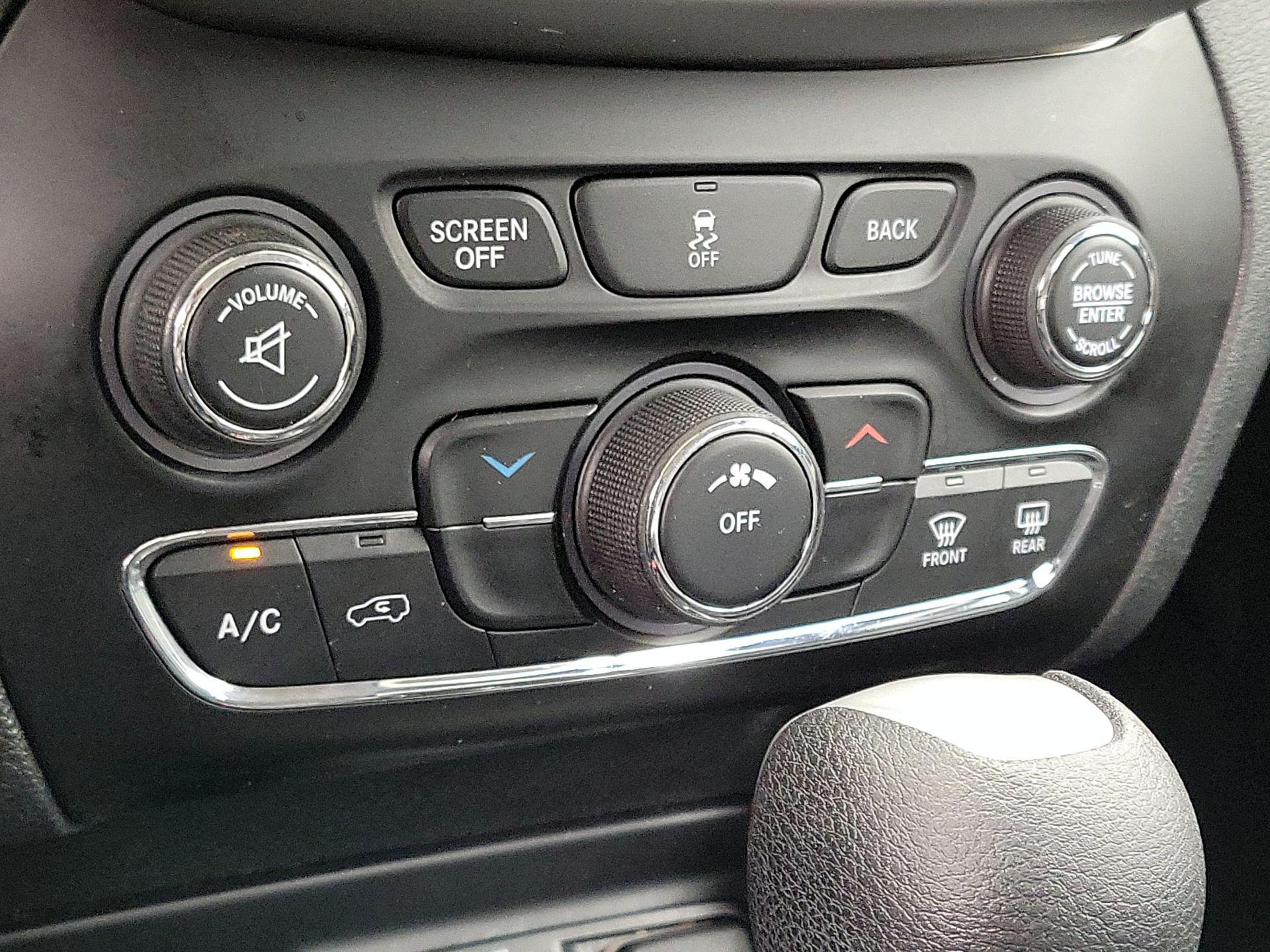 Thumbnail: 2015 Jeep Cherokee - 16