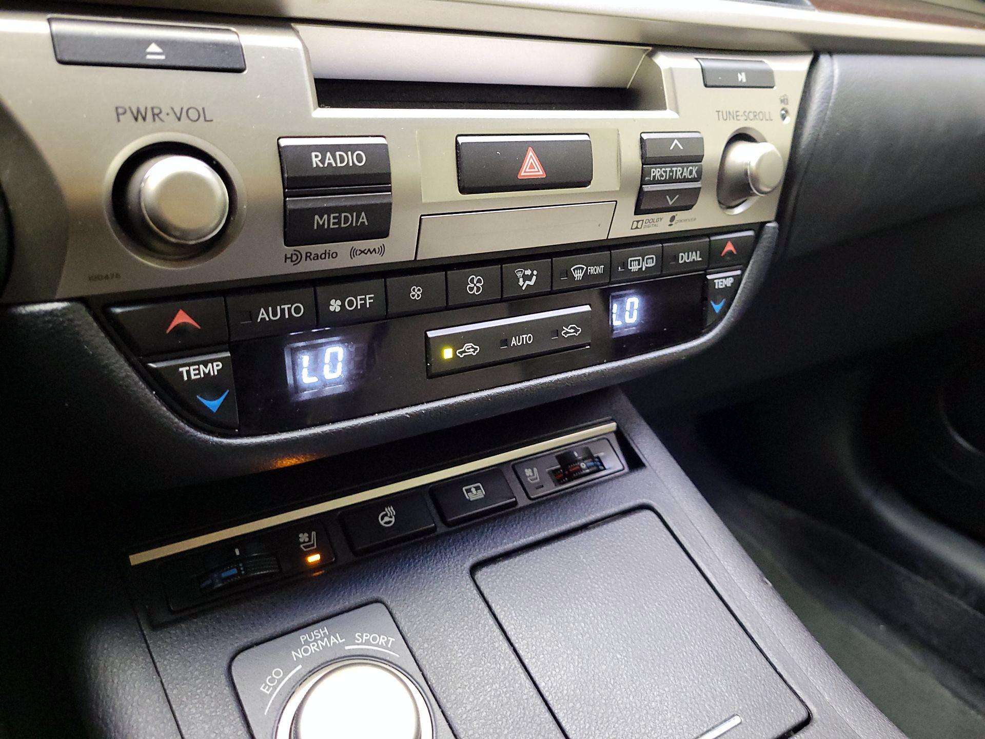 Thumbnail: 2015 Lexus ES - 17