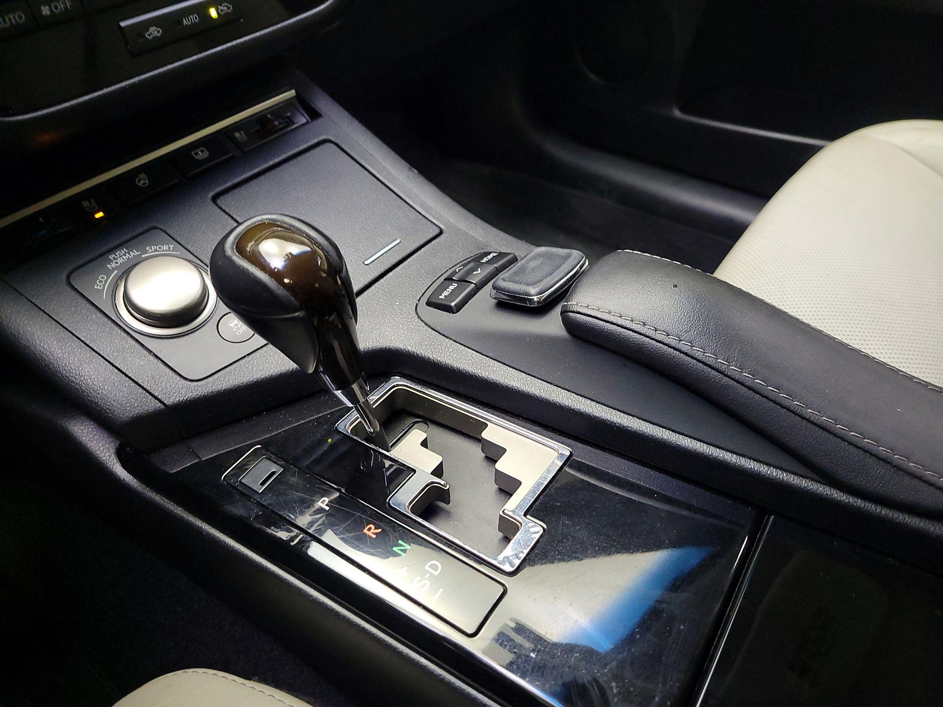 Thumbnail: 2015 Lexus ES - 18