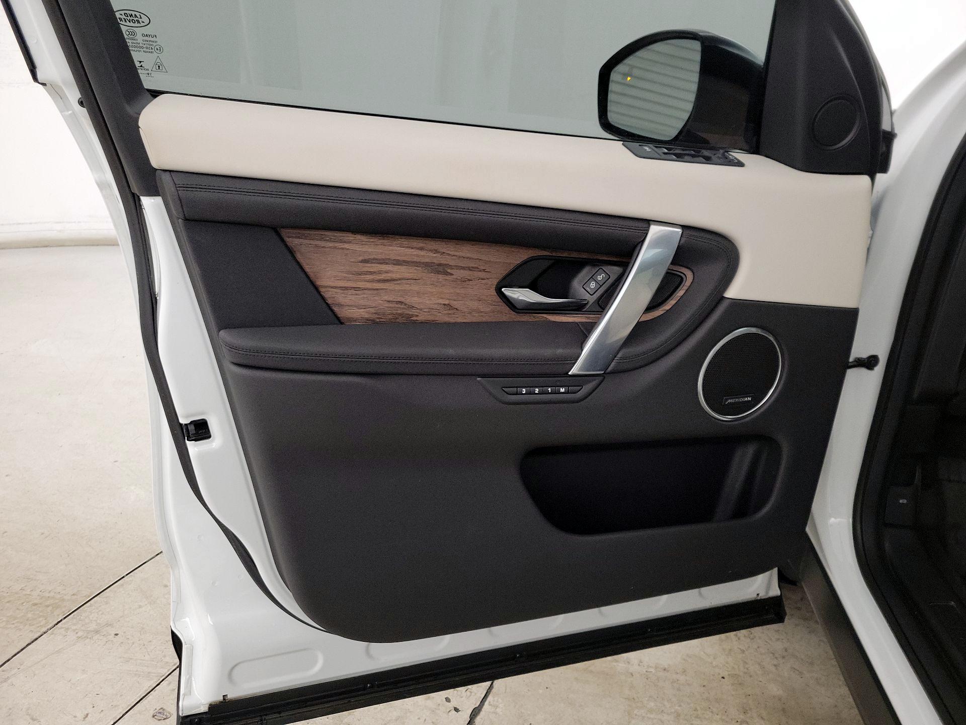 Thumbnail: 2020 Land Rover Discovery Sport - 12