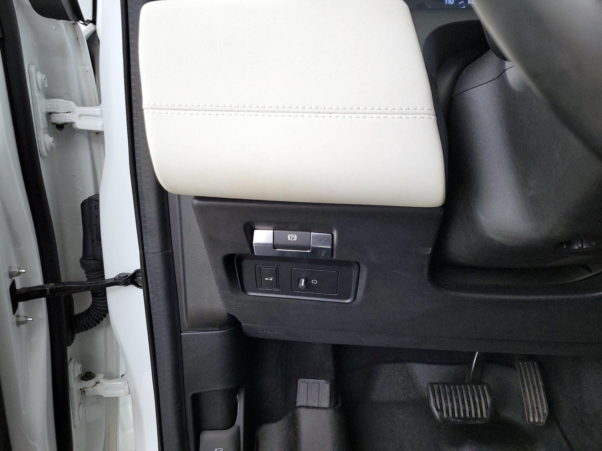 Thumbnail: 2020 Land Rover Discovery Sport - 13