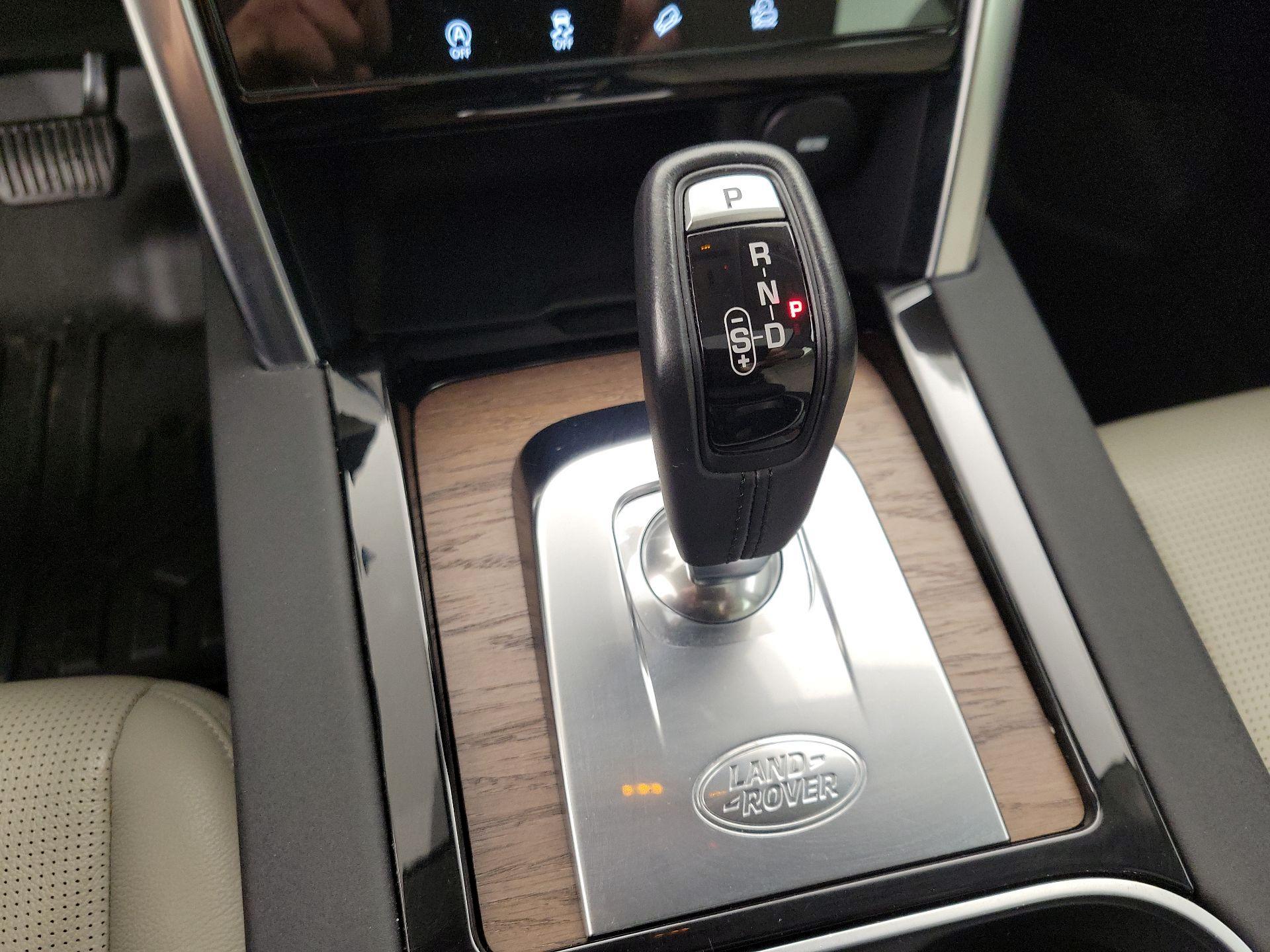 Thumbnail: 2020 Land Rover Discovery Sport - 17