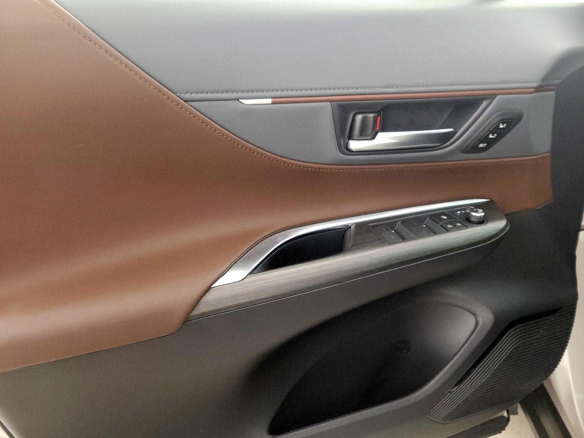 Thumbnail: 2021 Toyota Venza - 12