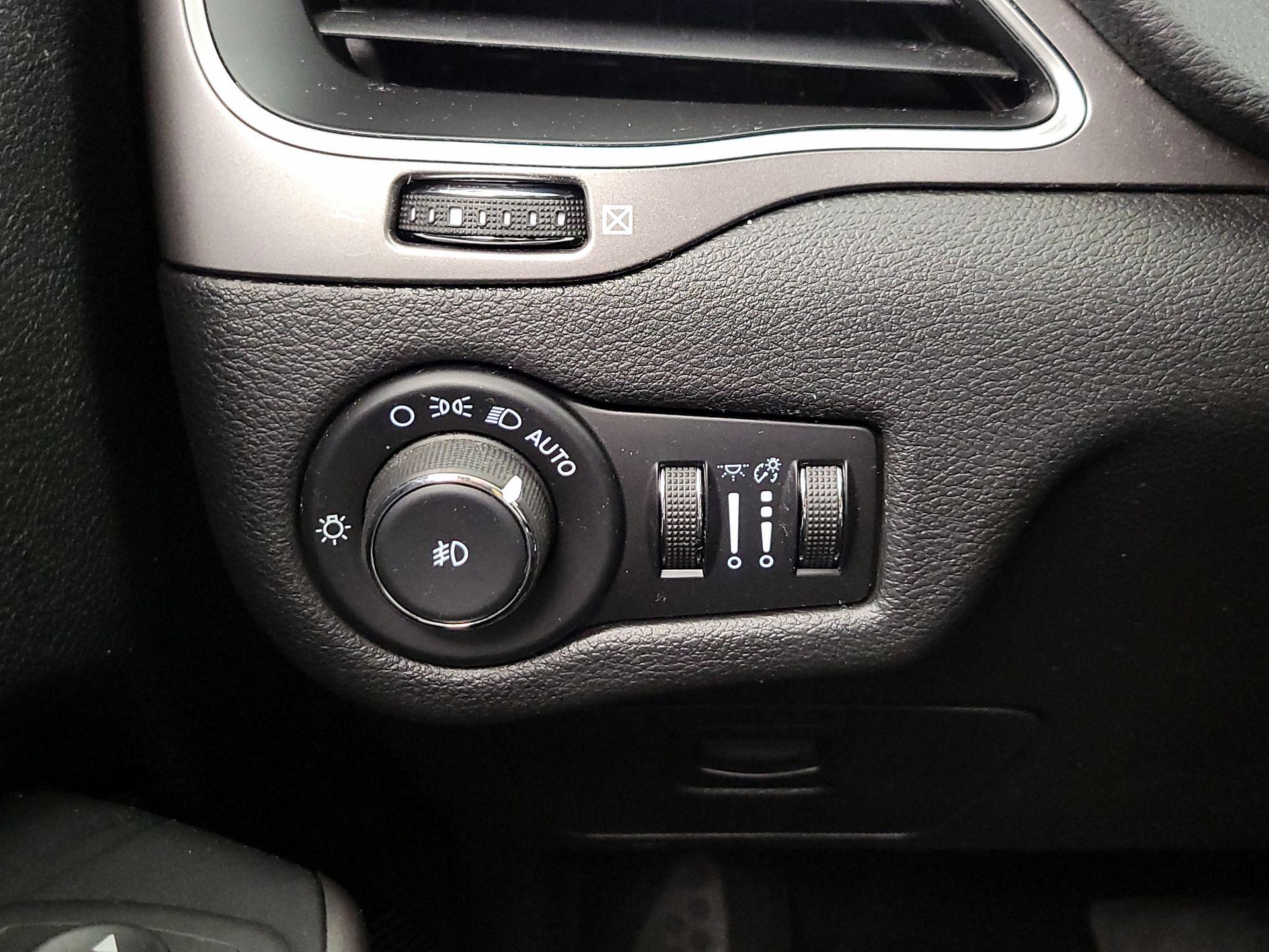 Thumbnail: 2021 Jeep Cherokee - 13