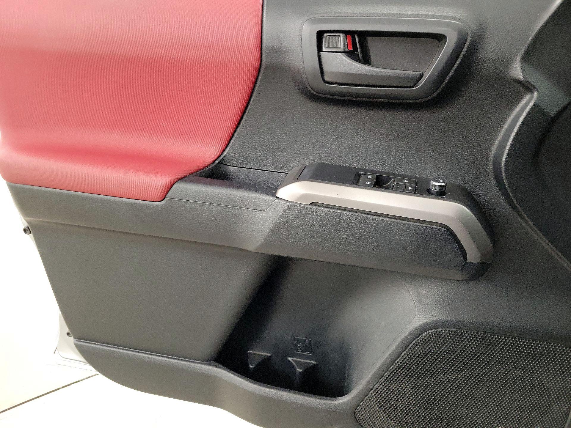 Thumbnail: 2016 Toyota Tacoma - 12