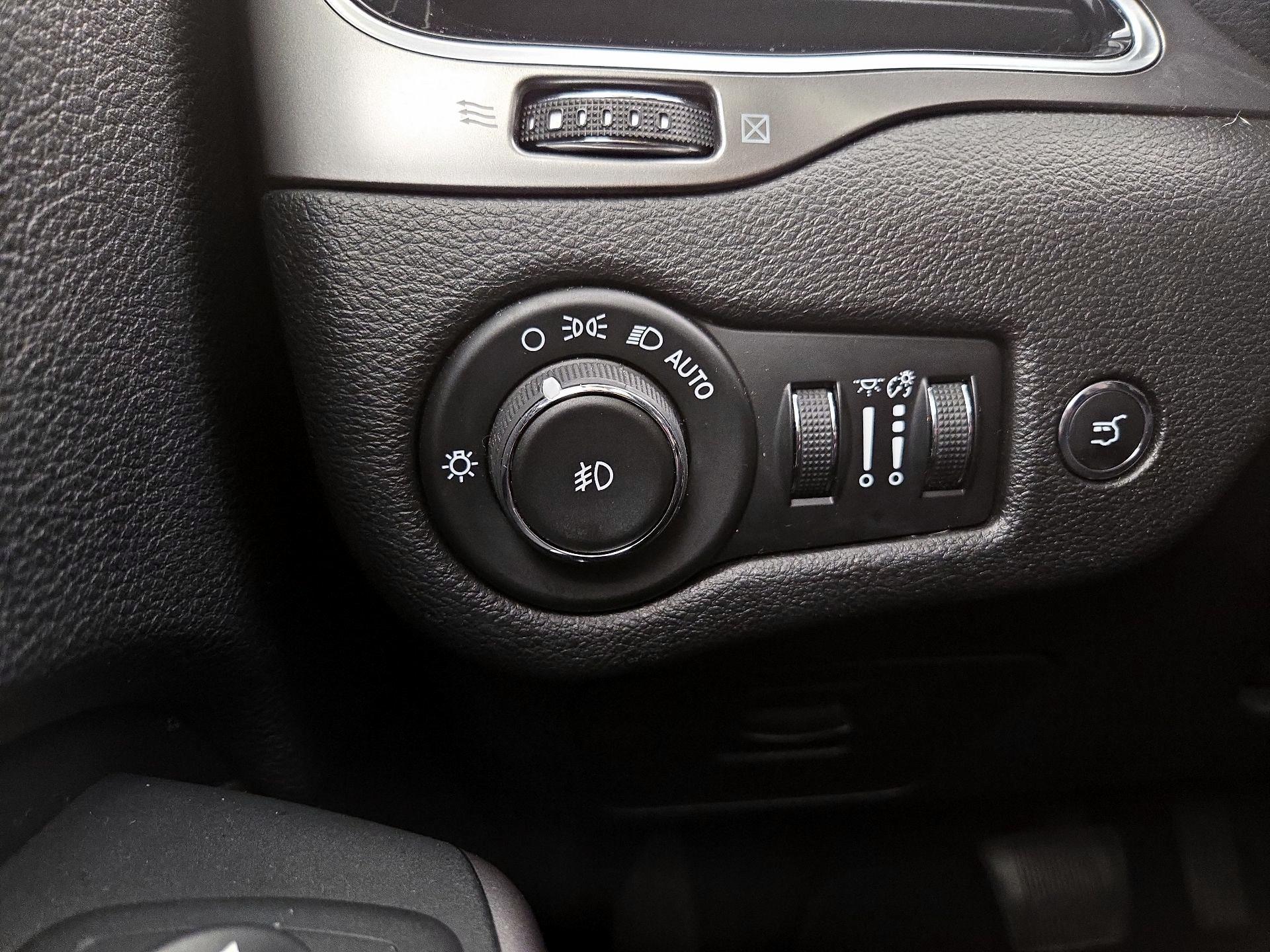 Thumbnail: 2019 Jeep Cherokee - 13