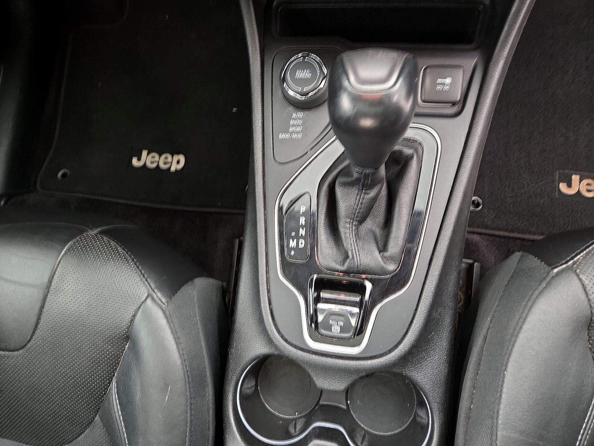 Thumbnail: 2019 Jeep Cherokee - 17