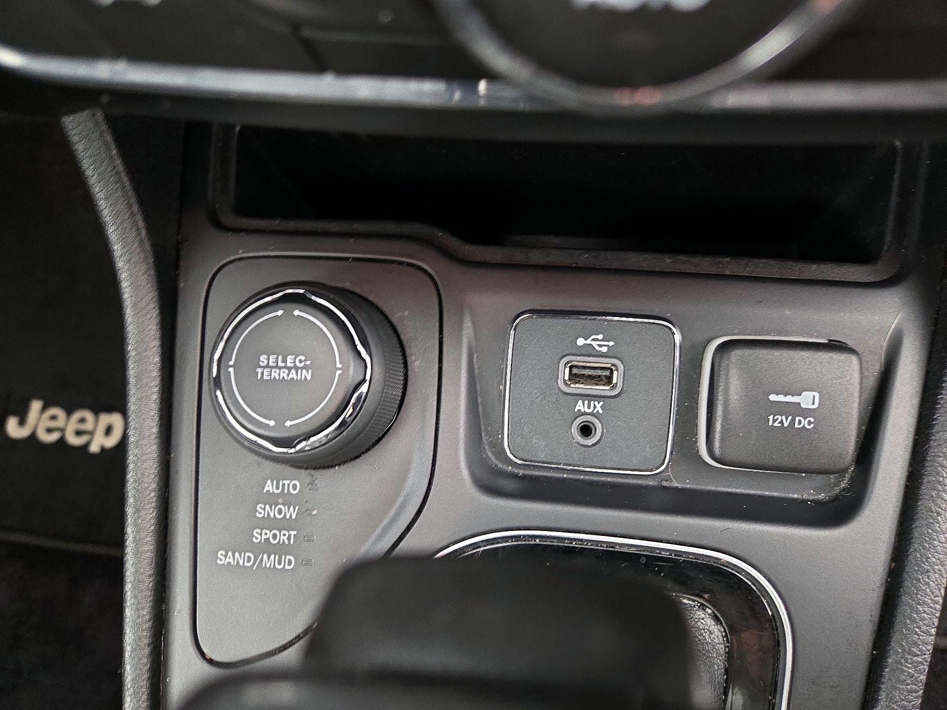 Thumbnail: 2019 Jeep Cherokee - 18