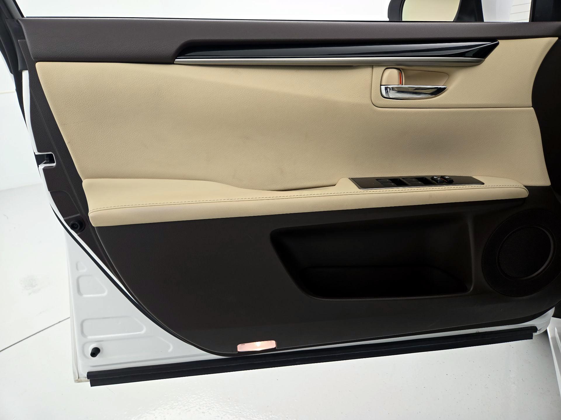 Thumbnail: 2017 Lexus ES - 12