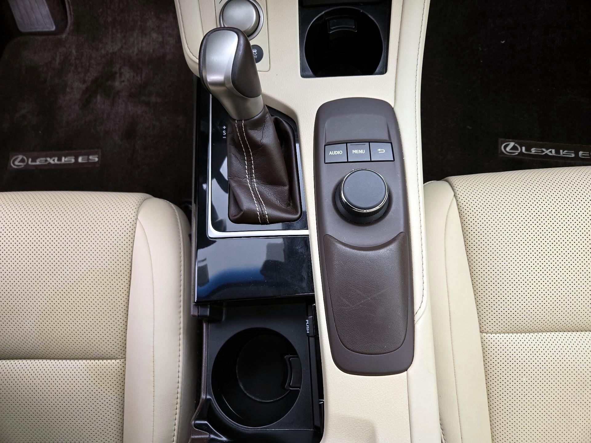 Thumbnail: 2017 Lexus ES - 17