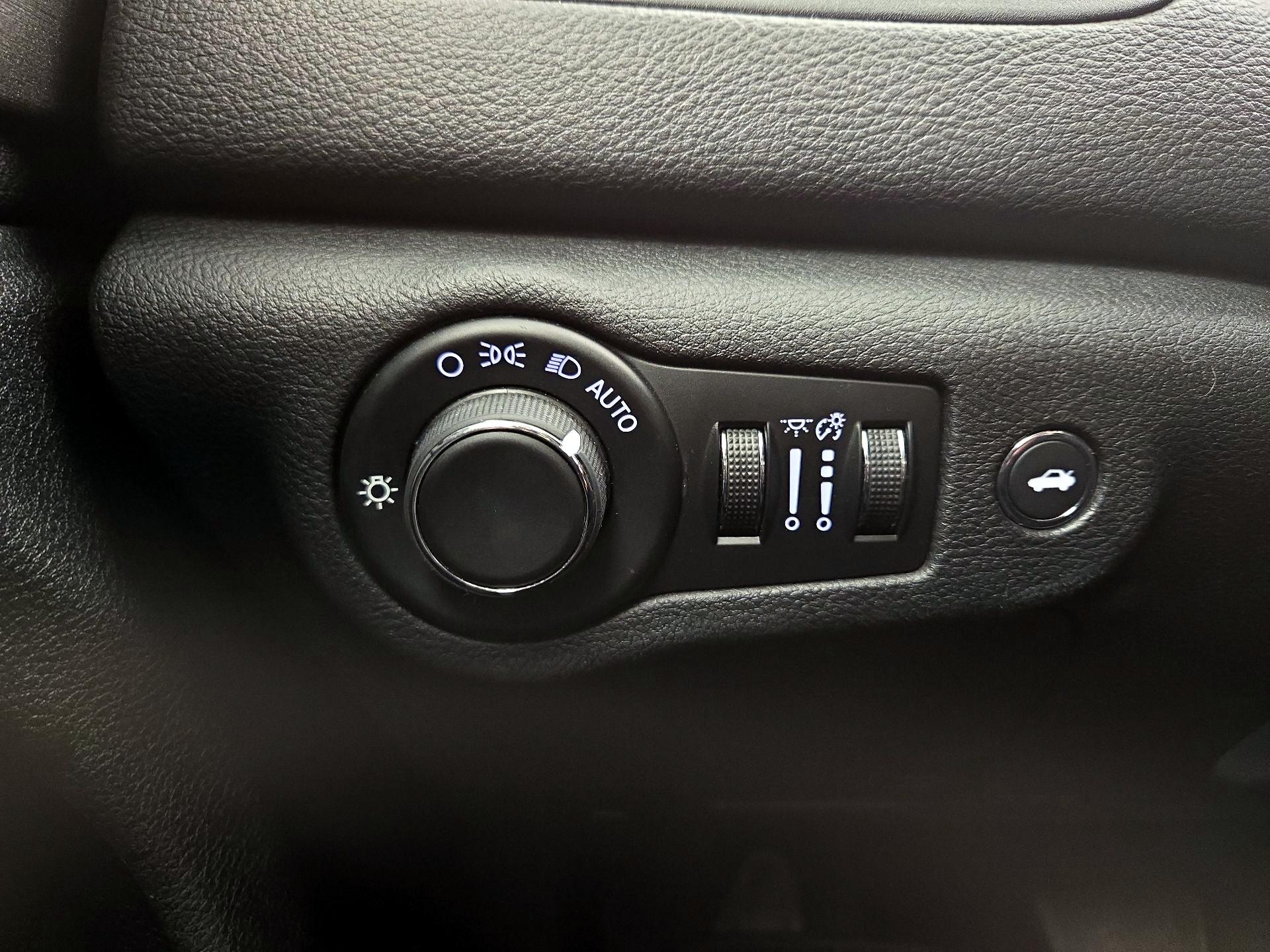 Thumbnail: 2016 Chrysler 200 - 13