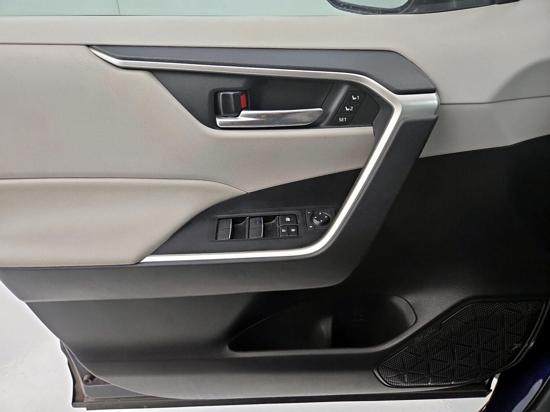 Thumbnail: 2020 Toyota RAV4 - 12