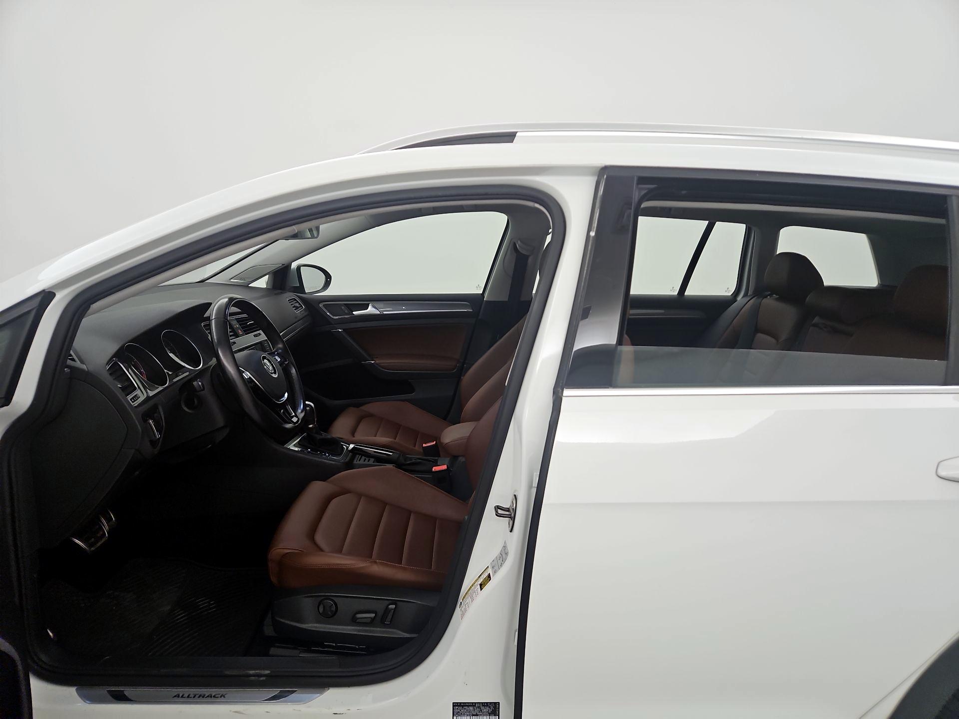 Thumbnail: 2017 Volkswagen Golf - 11