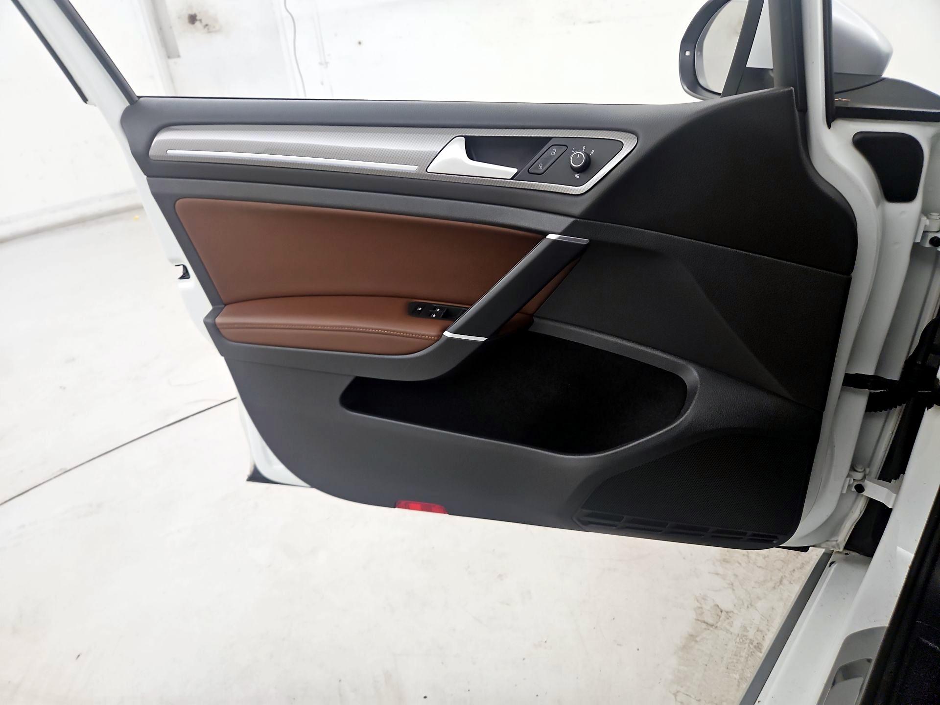 Thumbnail: 2017 Volkswagen Golf - 12