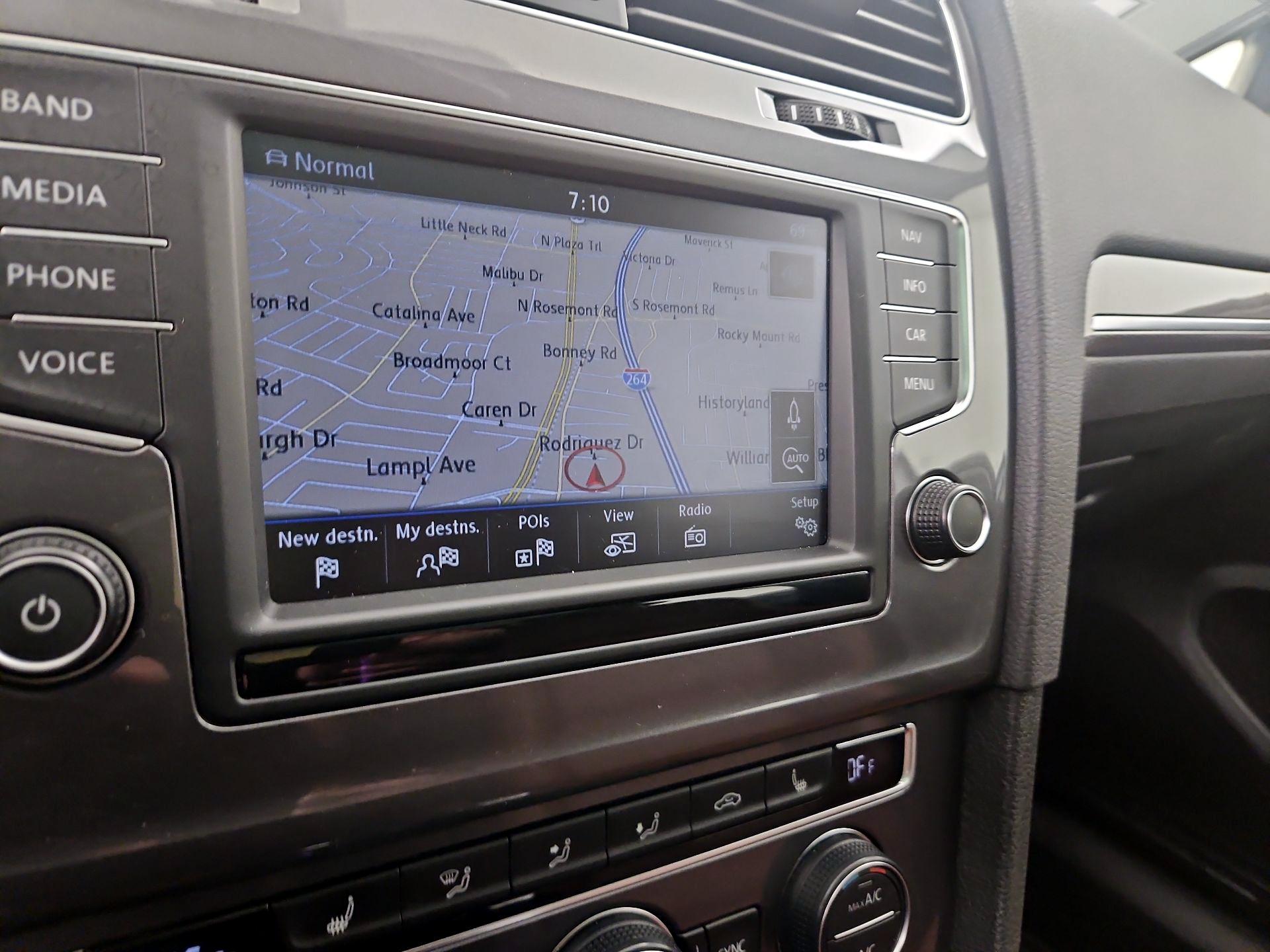 Thumbnail: 2017 Volkswagen Golf - 14