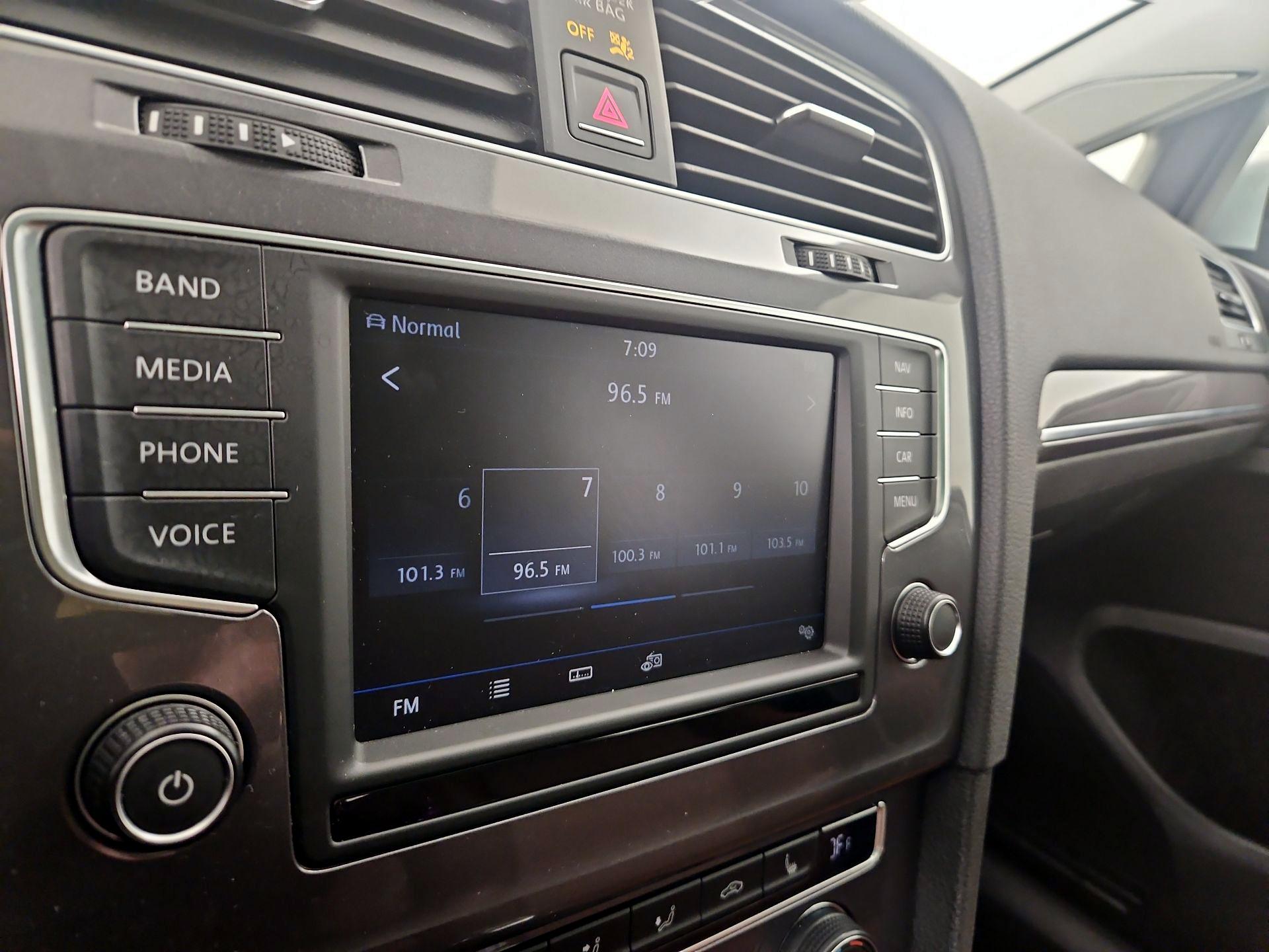 Thumbnail: 2017 Volkswagen Golf - 16