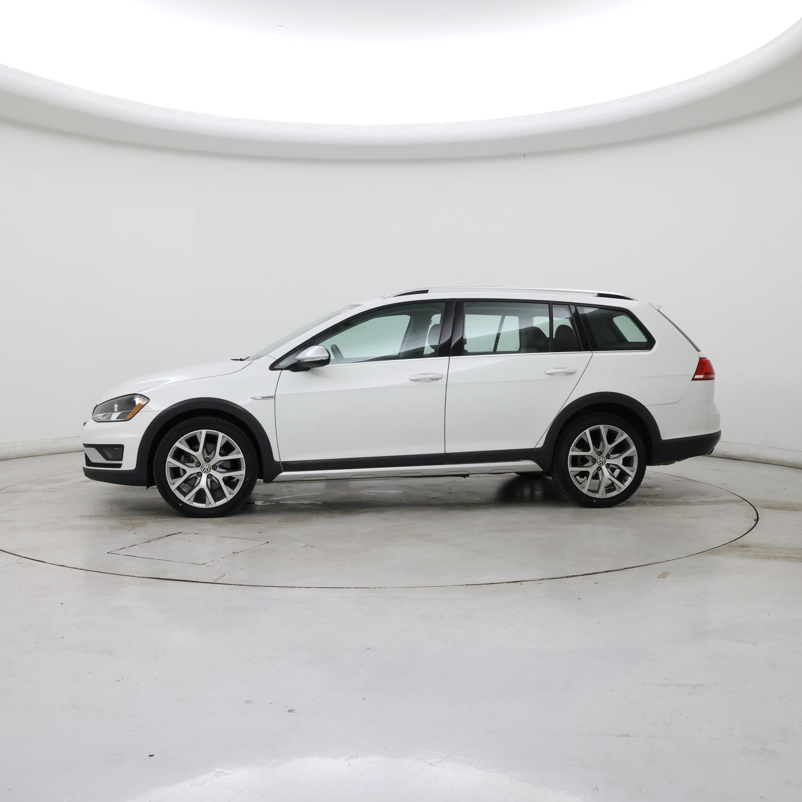 Thumbnail: 2017 Volkswagen Golf - 3